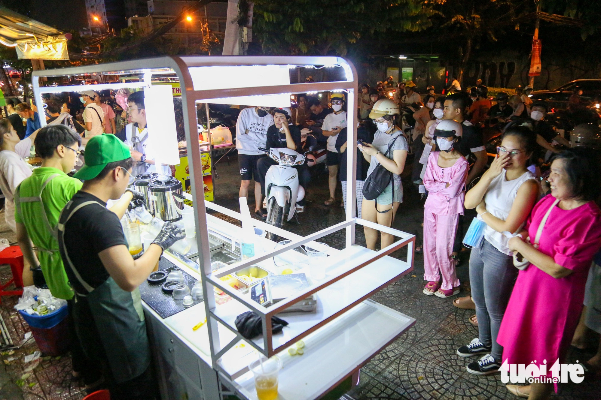 Khách mua vây kín cửa hàng trà chanh giã tay nằm trên đường Cách Mạng Tháng 8 (quận 1) lúc 22h đêm 13-11
