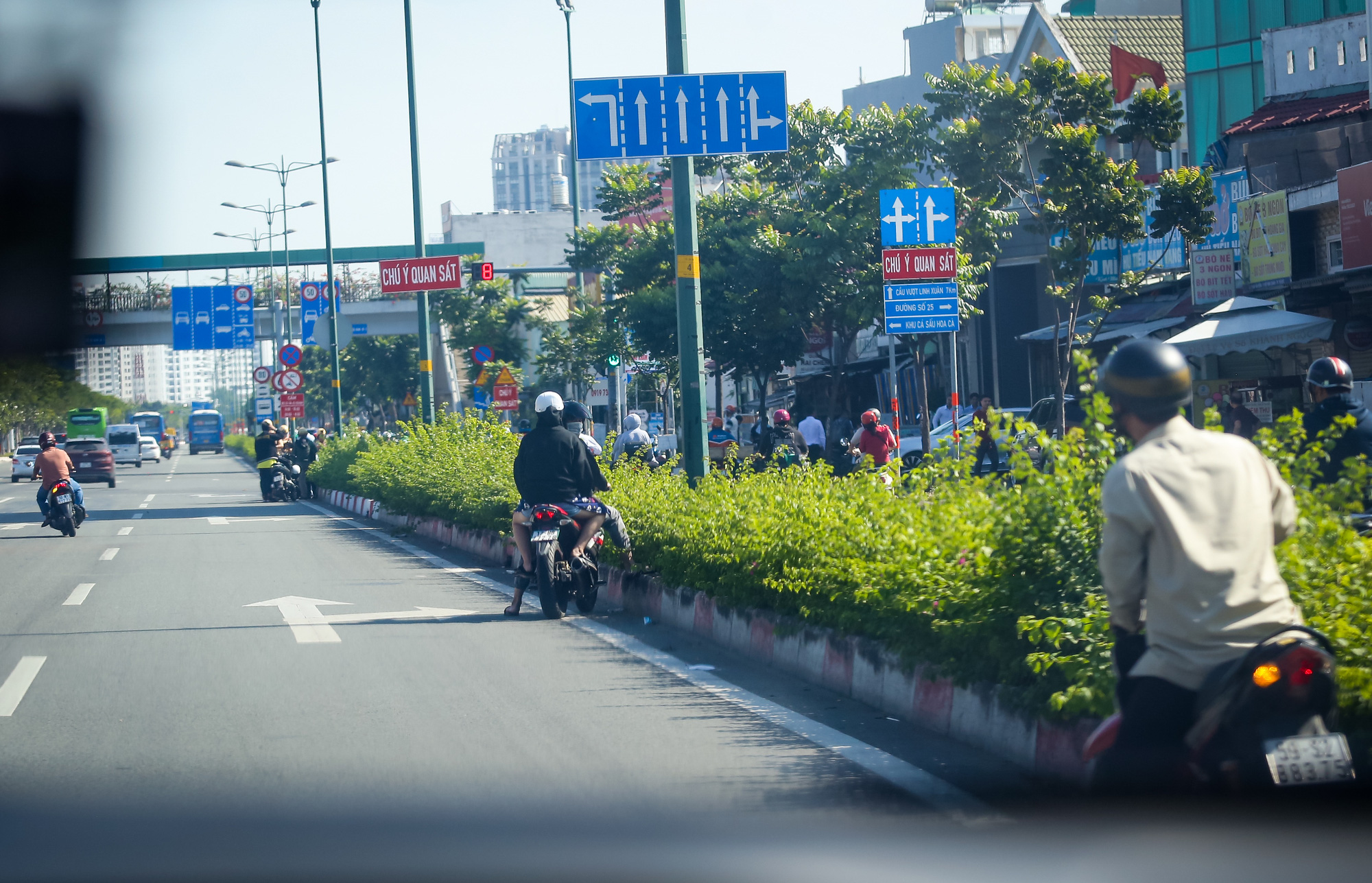 Xe máy chạy ngược chiều trên đường Phạm Văn Đồng: Phạt nhiều nhưng vẫn nhan nhản- Ảnh 3. Gặp chốt cảnh sát khi vào đường cấm, nhiều xe máy quay ngược chiều