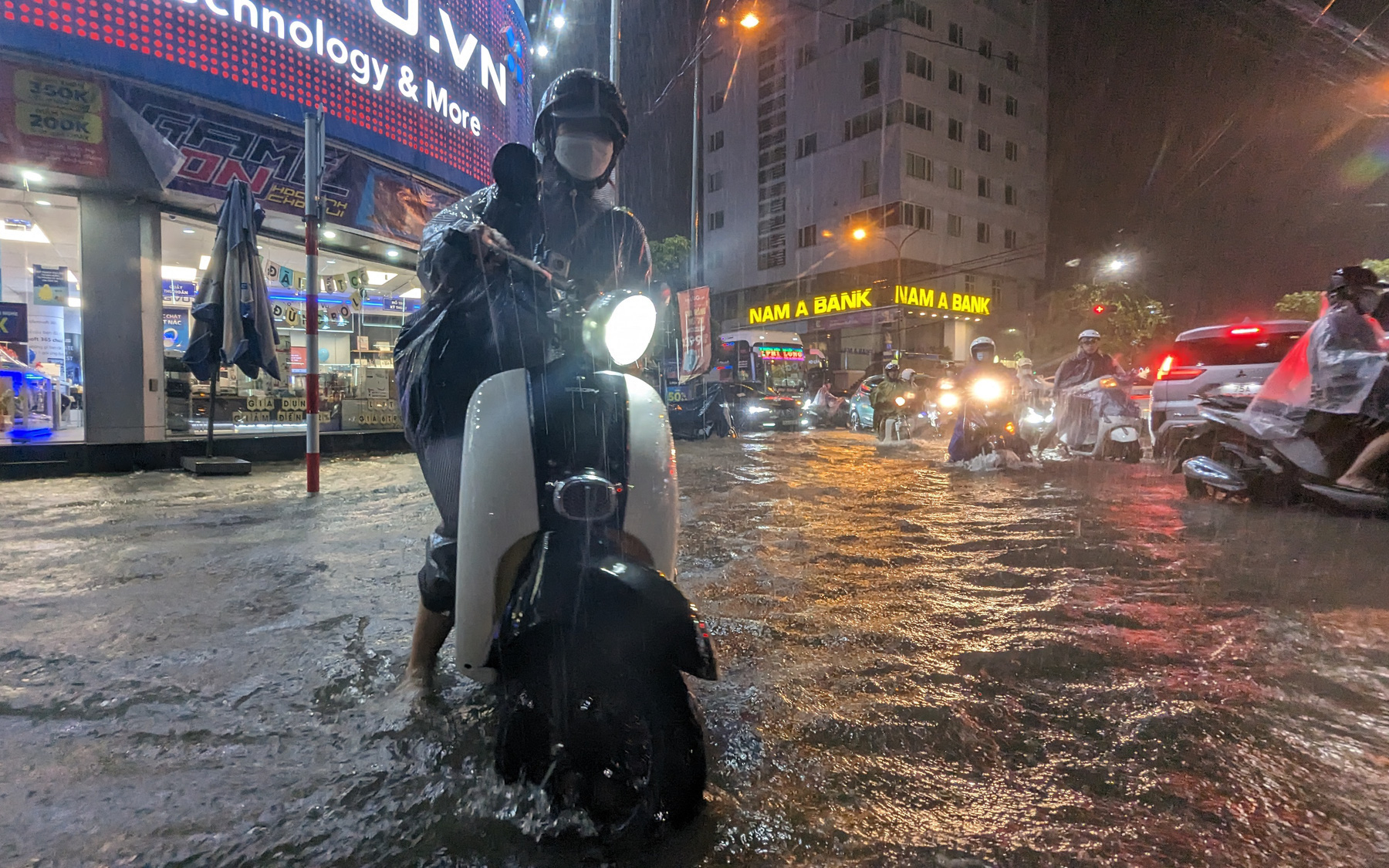 Nước lũ tràn lênh láng ngập quốc lộ 1, đoạn qua Huế- Ảnh 11. Huế mưa lớn suốt đêm, nhiều nơi ngập lụt nặng