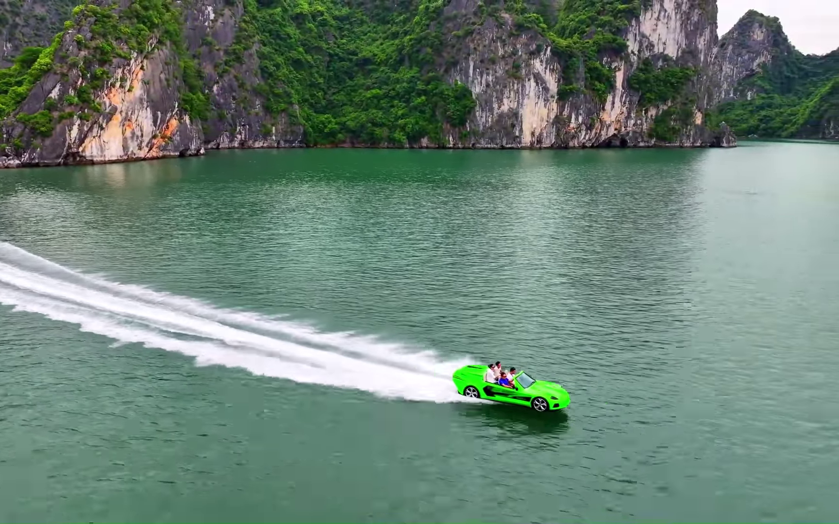 Although the occupants of the supercar were speeding across the surface of Ha Long Bay, no one was wearing a life jacket - Photo: Cut from video
