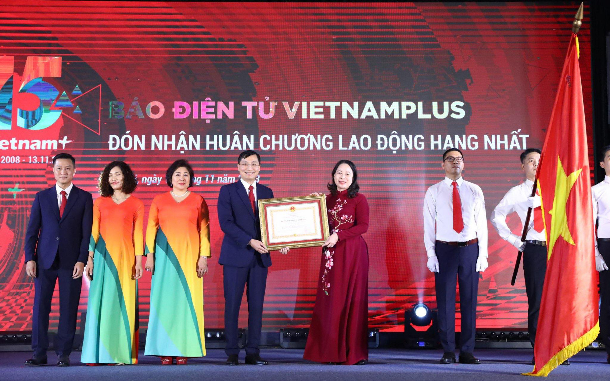 Phó chủ tịch nước Võ Thị Ánh Xuân trao Huân chương Lao động hạng nhất cho báo VietnamPlus - Ảnh: MINH SƠN
