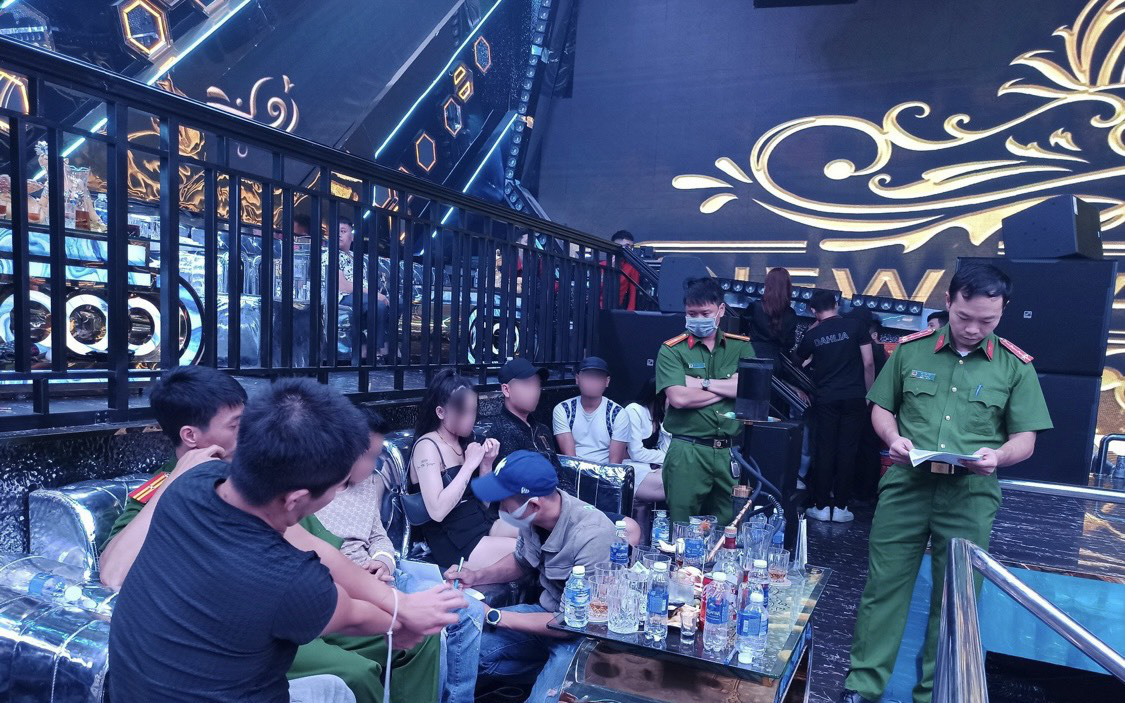 Bộ chuyên ngành đề xuất bỏ quy định phòng karaoke tối thiểu 20m²- Ảnh 2. TP.HCM: Một cơ sở kinh doanh karaoke, vũ trường nhưng có nhiều giấy phép khác nhau