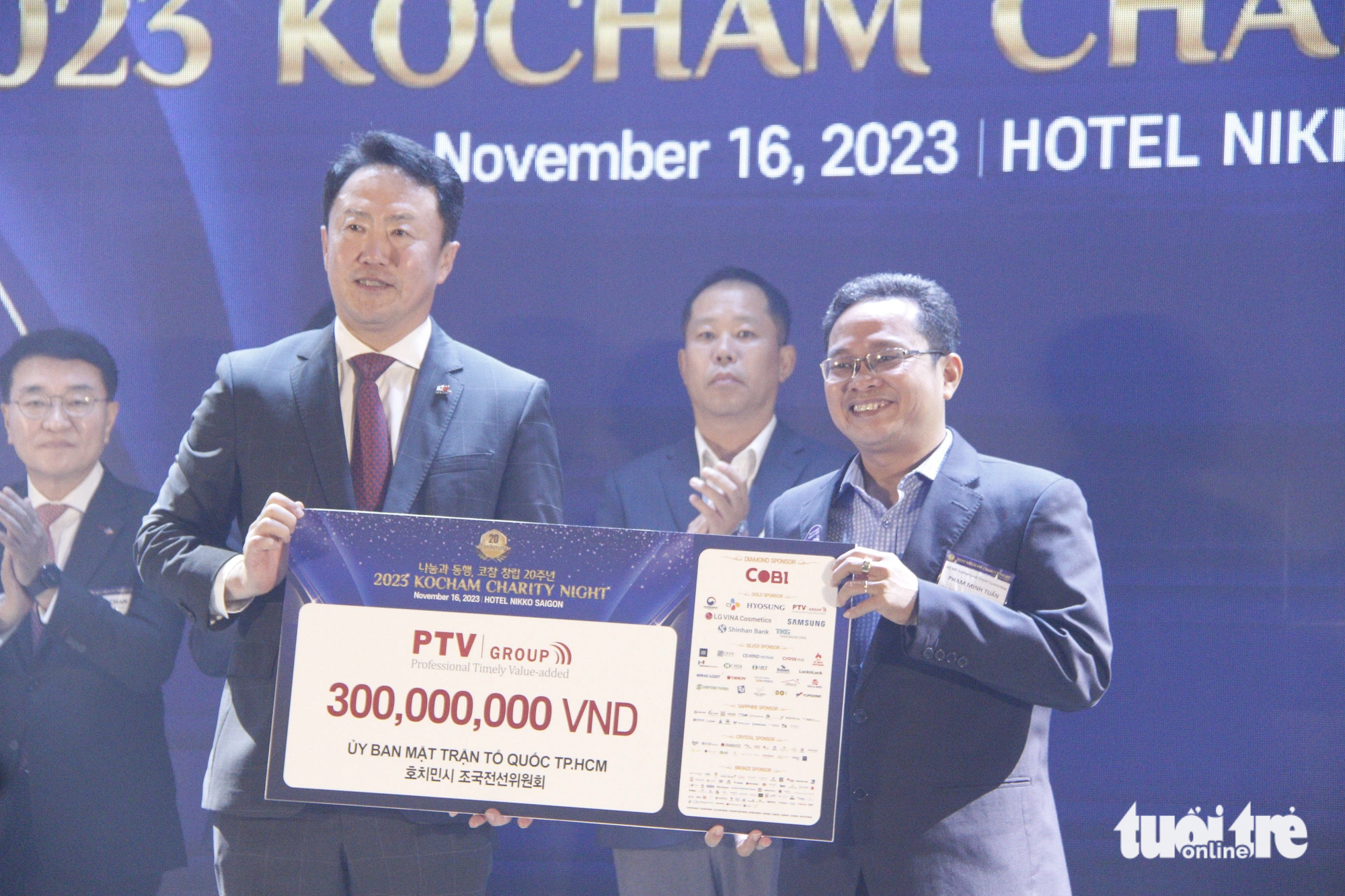 Korean Association of Commerce and Industry awarded 300 million VND to Vietnam Fatherland Front Committee in Ho Chi Minh City