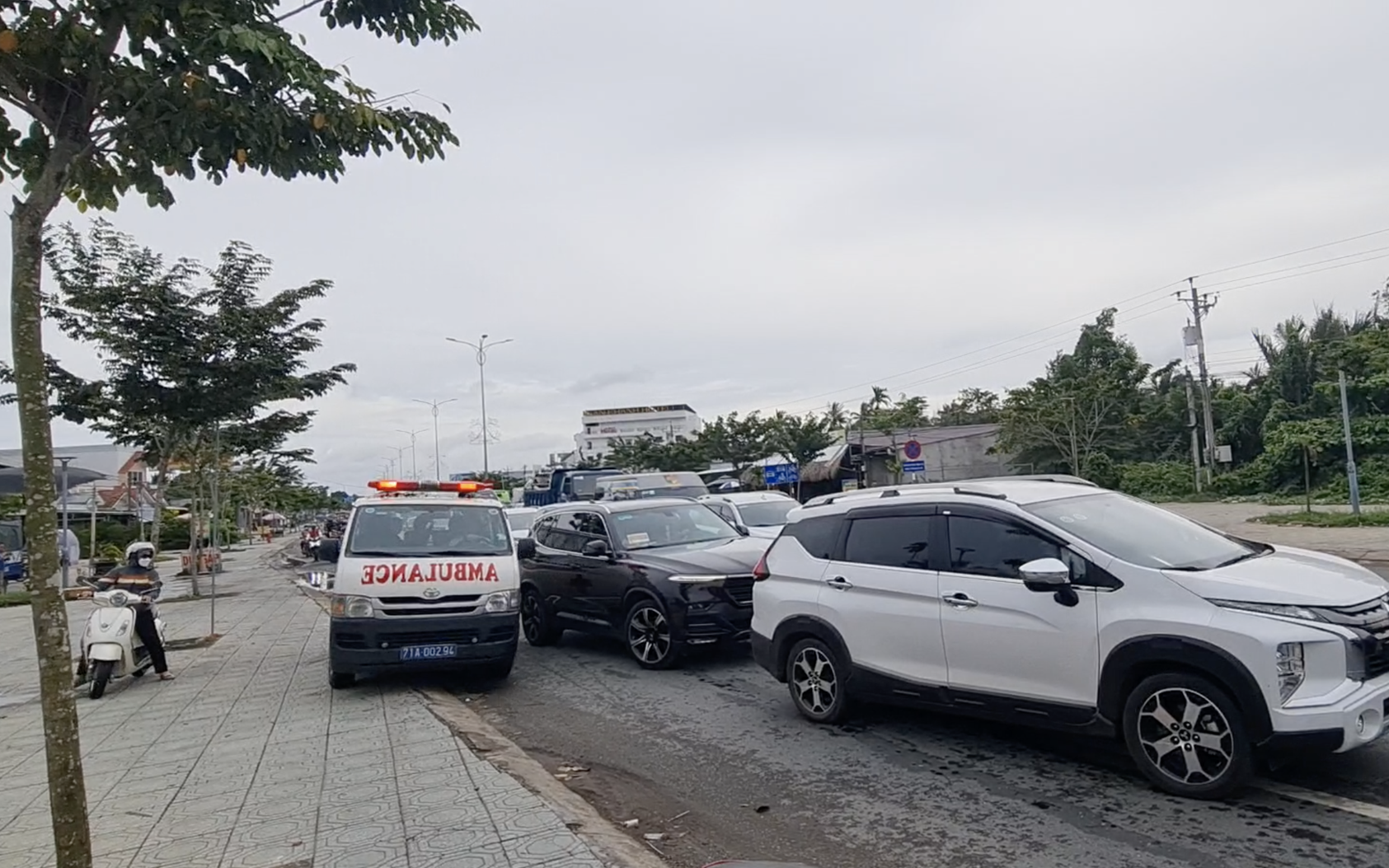 Cầu Rạch Miễu lại kẹt xe từ sáng đến trưa trong ngày đầu nghỉ lễ- Ảnh 9. Tai nạn liên hoàn buổi sáng, cầu Rạch Miễu kẹt xe kéo dài sang chiều