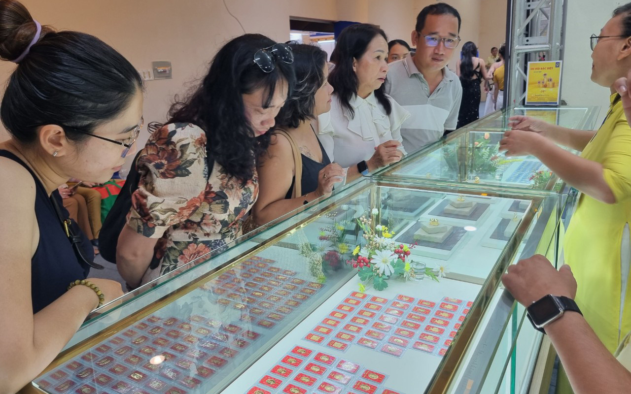 Giá vàng nhẫn ở mức cao nhất lịch sử- Ảnh 3. Bất chấp giá tăng, vàng trang sức vẫn đắt hàng