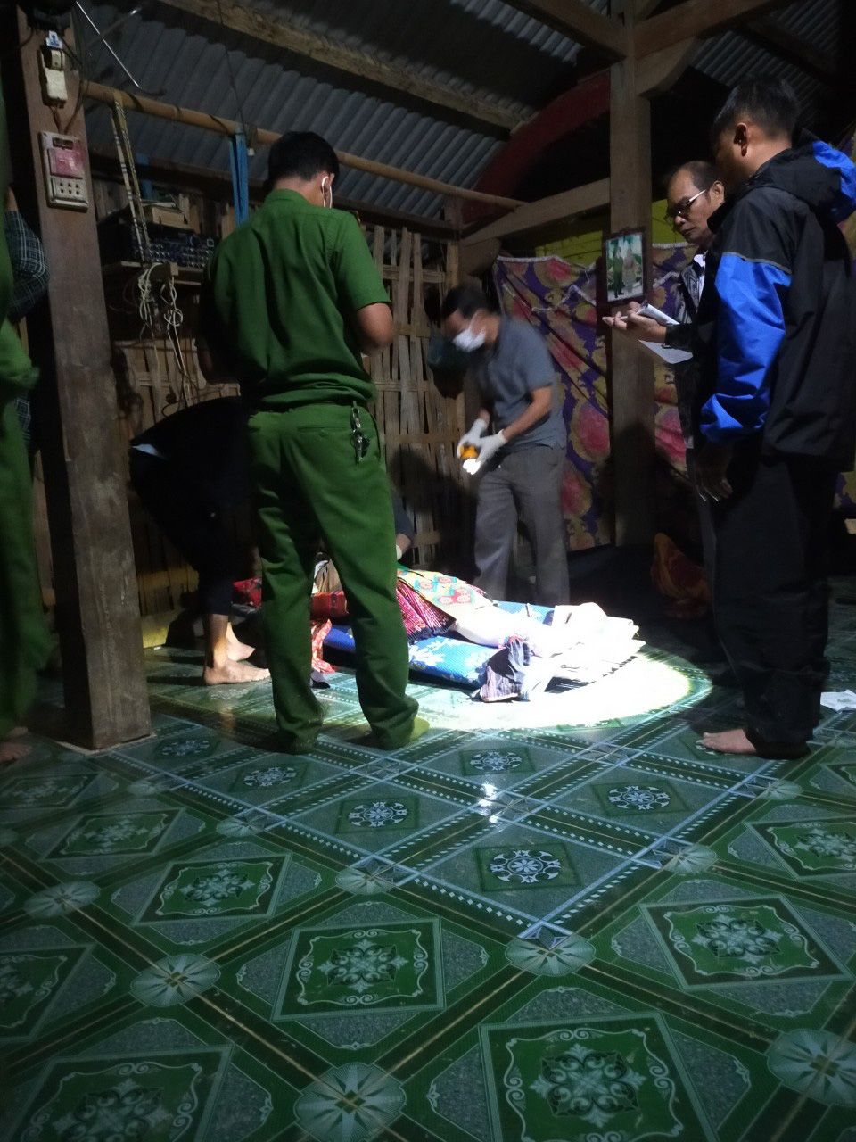 Đang bán hoa Valentine, cô gái bị cây tùng ngã đè tử vong- Ảnh 3. Đi tìm lan, cây đổ đè chết 3 người