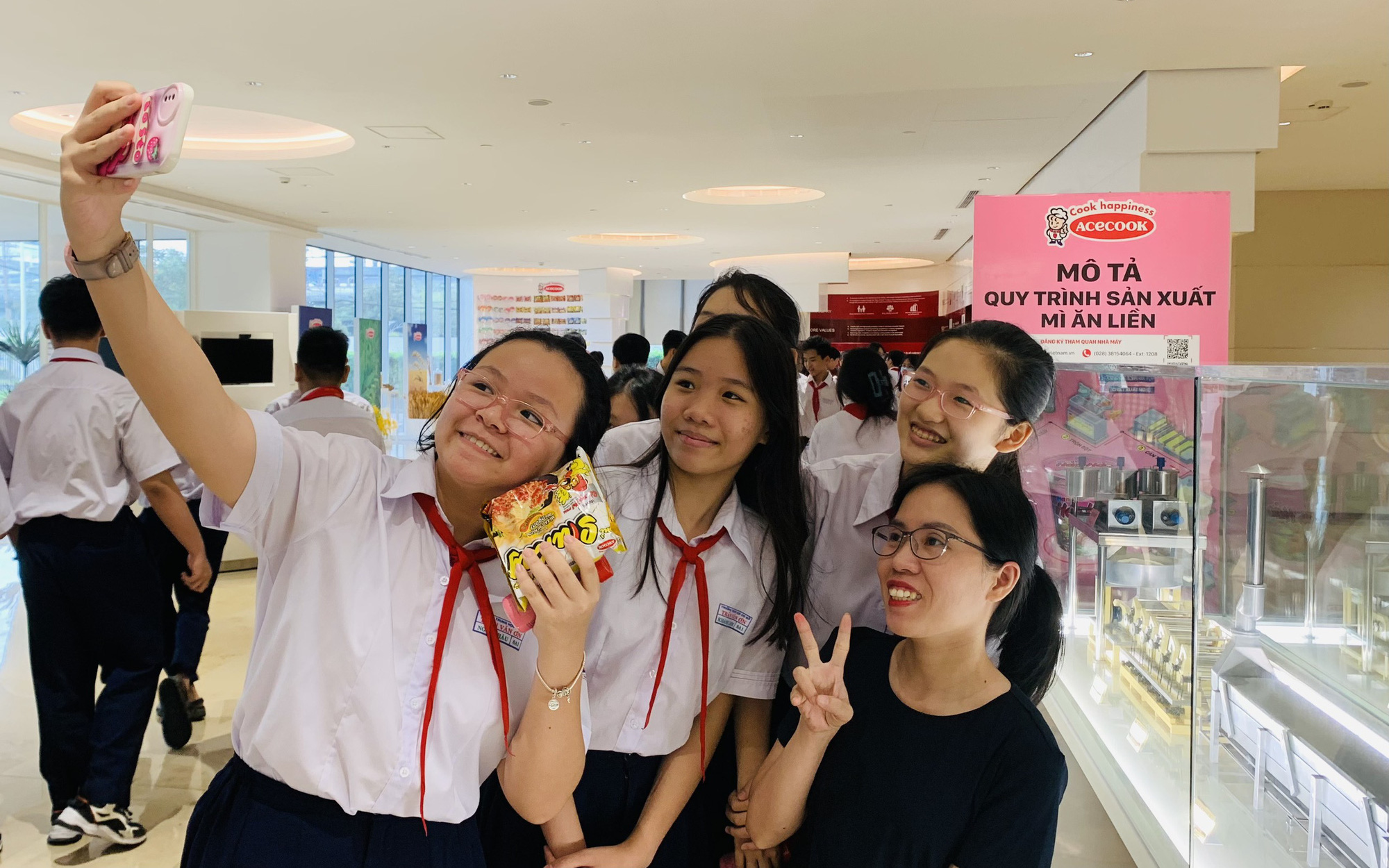 Học sinh tham quan nhà máy, viết trải nghiệm bằng tiếng Anh- Ảnh 7. ‘Đi tham quan nhà máy em biết thêm nhiều kiến thức mới’