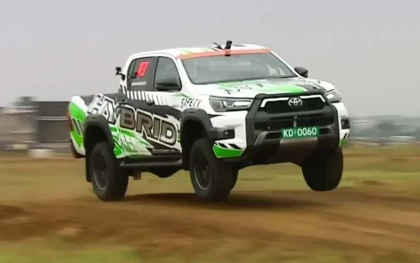 Tàu hybrid chạy pin hydro, diesel sinh học thử nghiệm thành công- Ảnh 3. Toyota Hilux hybrid đua thử sức bền chờ ngày ra mắt