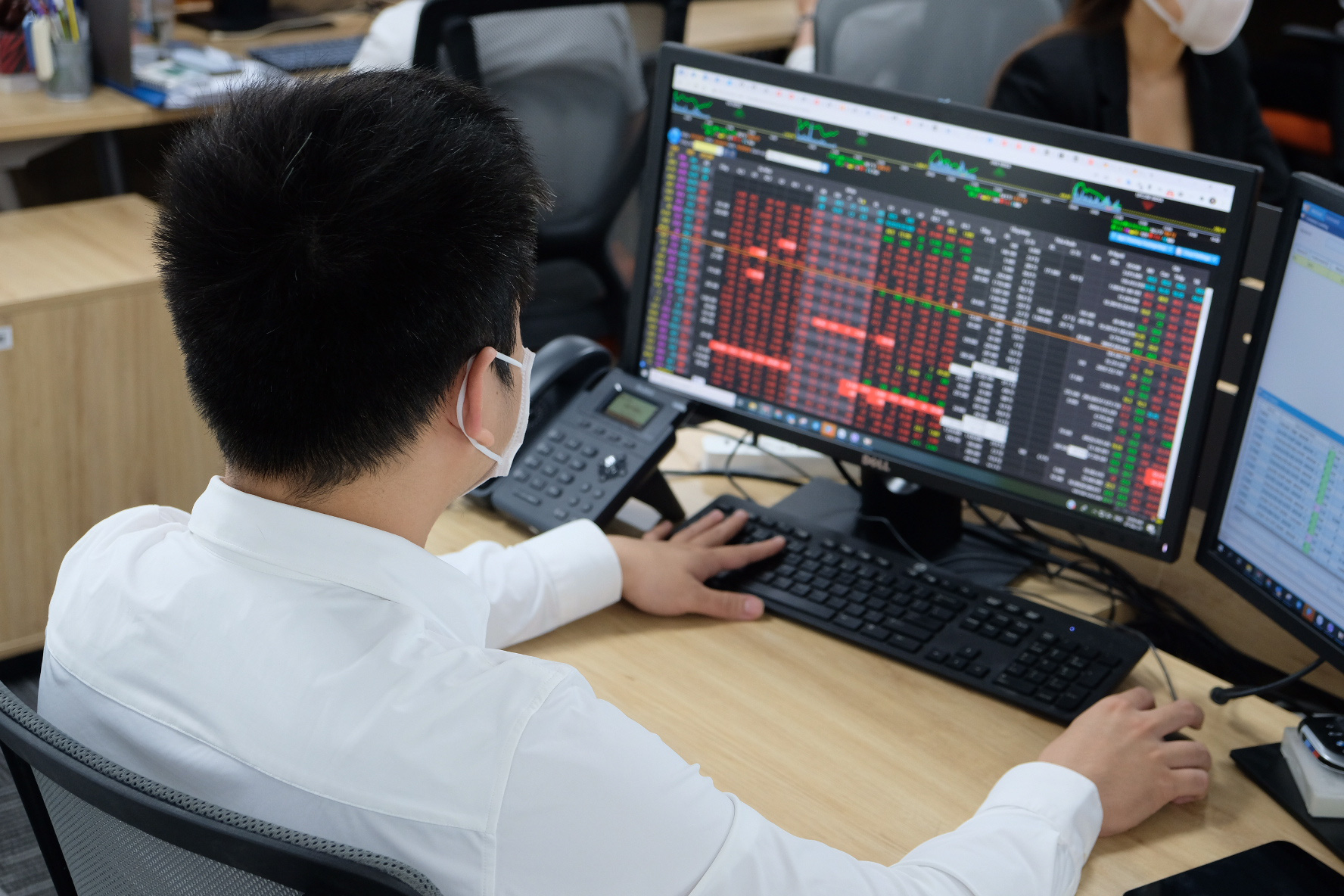 11 月 28 日の朝のニュース: 情報を「隠した」として一連の企業に罰金。 州立銀行は経験から学ぶ - 写真 1。 国家証券委員会は違反に対し一連の企業に罰金を課すことを決定した - 写真: BONG MAI