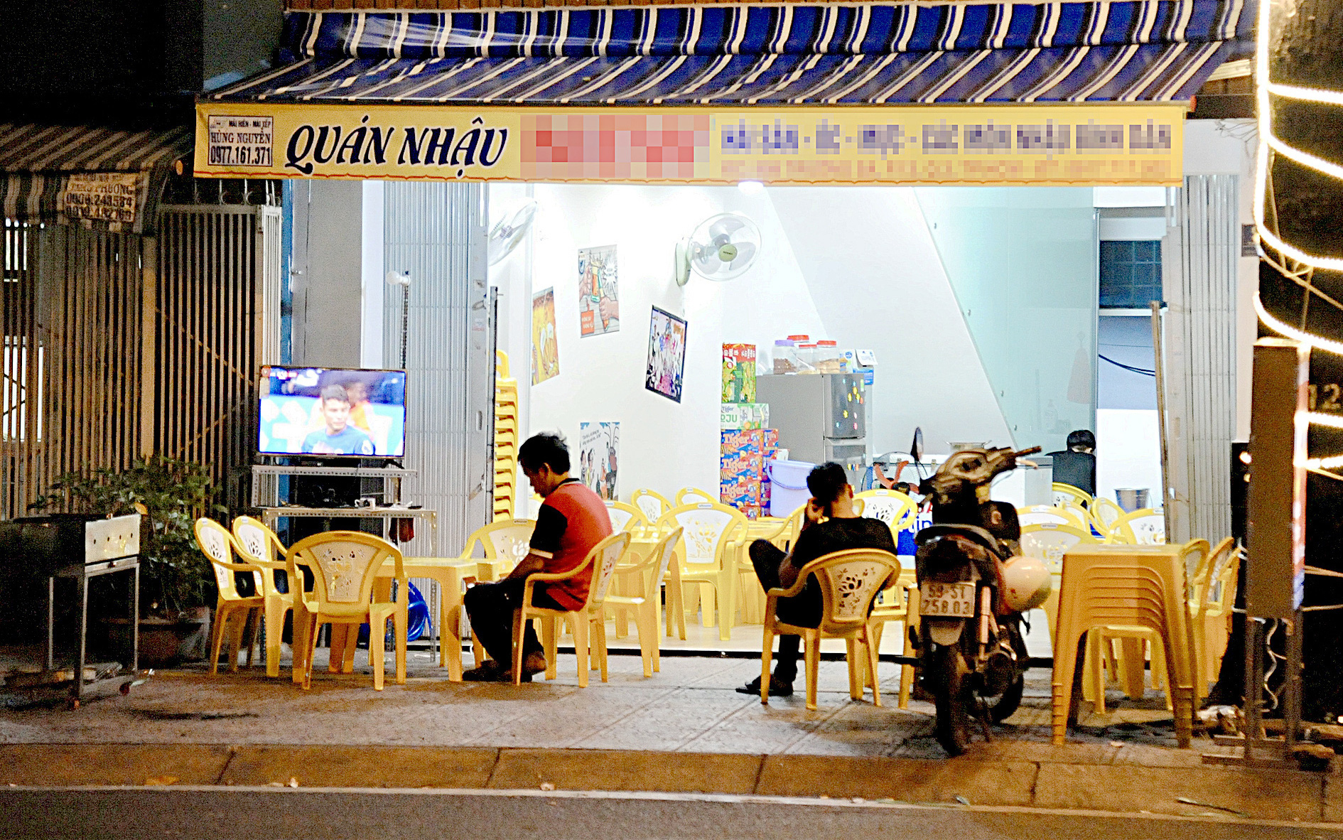 Bia Hà Nội ‘bốc hơi’ hàng trăm tỉ đồng lãi, vì sao?- Ảnh 2. Dân giảm bia rượu, hàng quán méo mặt vì ế khách