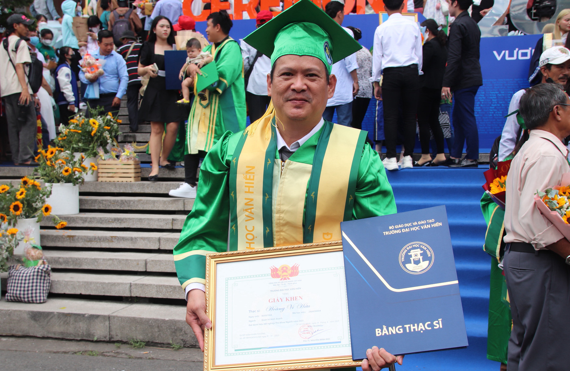 Tốt nghiệp thủ khoa thạc sĩ ở tuổi 55 - Ảnh 2. Tân thạc sĩ Hoàng Vĩ Hữu tốt nghiệp cao học với 8,5 điểm - Ảnh: THU GIANG