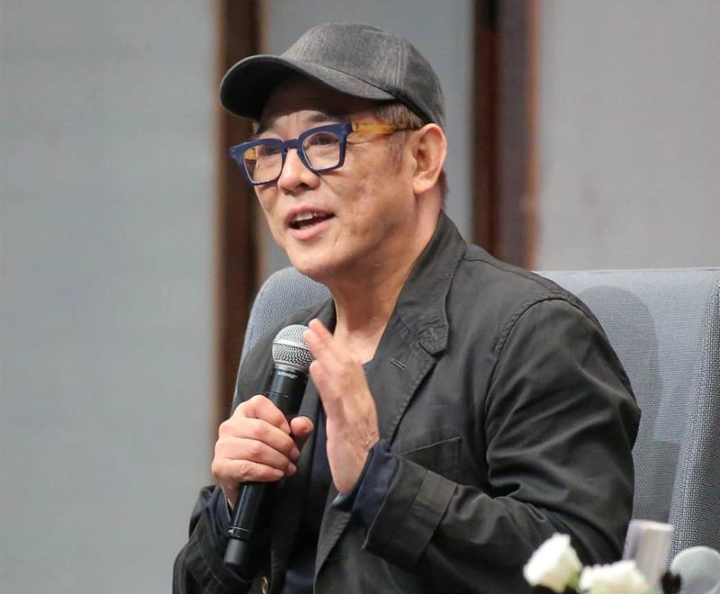 エンターテインメント ニュース 11 月 18 日: 羽生結弦が結婚 3 か月後に離婚、イ・セヨンがフーコック島へ出発 - 写真 6。 出版記念イベントに出席したジェット・リー