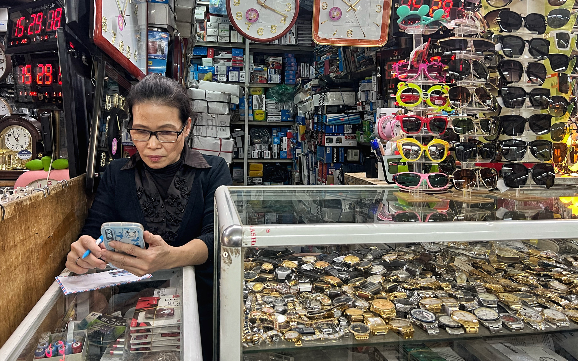 Tiểu thương chợ đầu mối lớn nhất miền Bắc "ngồi chơi dài", nhưng không bán online vì ‘lười thay đổi’
