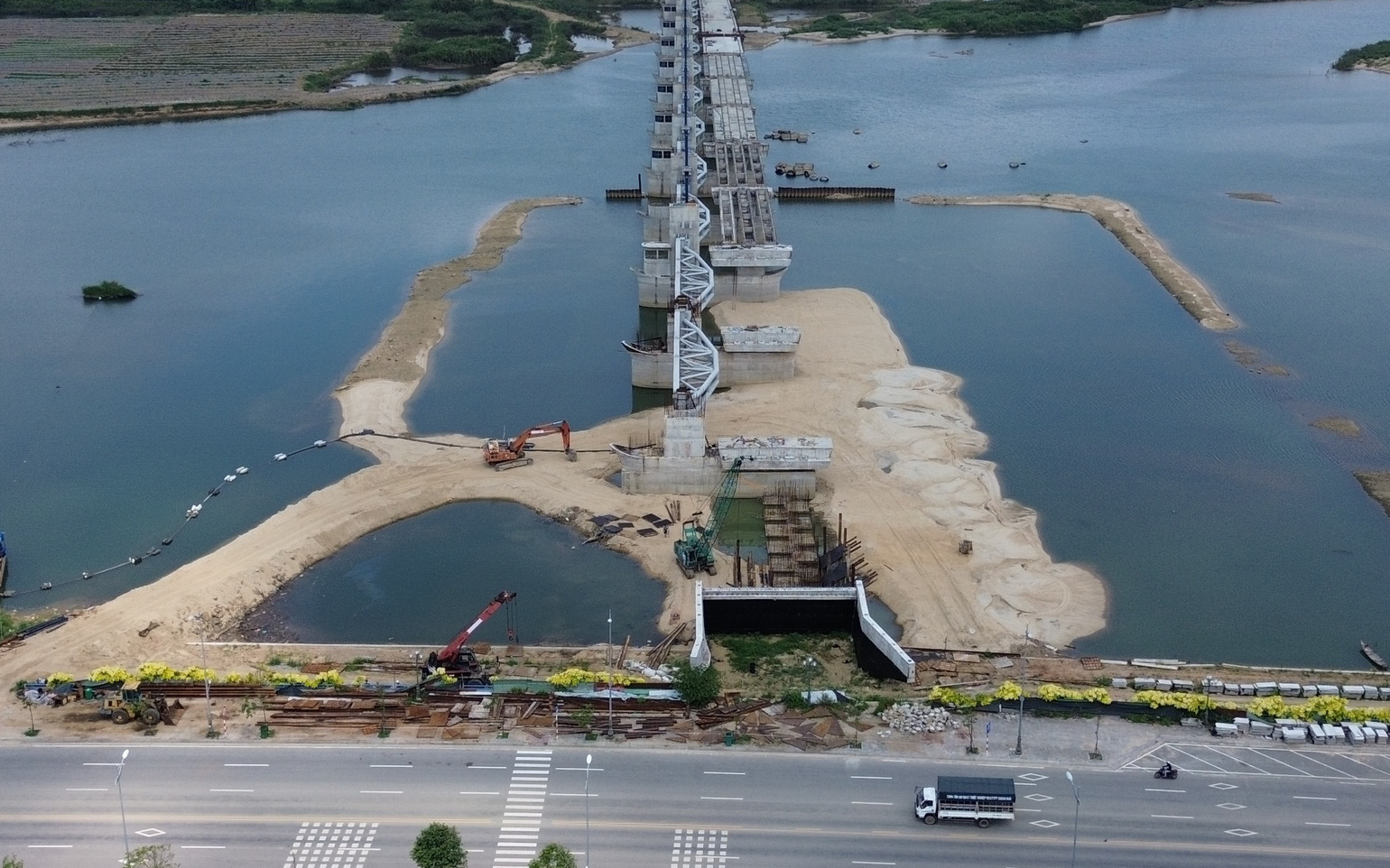 Nam thanh niên tử vong dưới hố công trình làm đường- Ảnh 4. Đi xe máy, người phụ nữ vướng dây điện ngã xuống đường tử vong