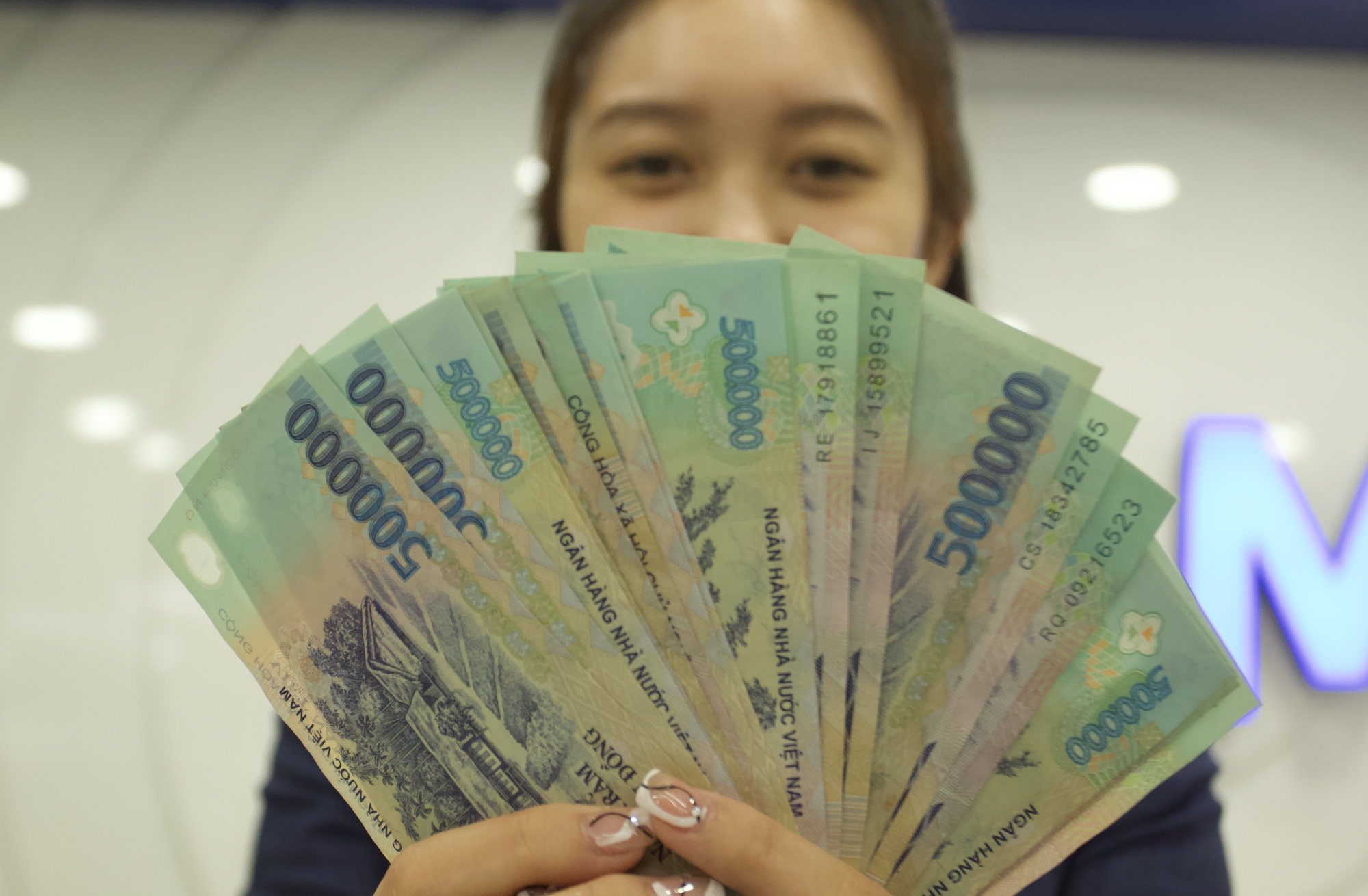 企業は負債を返済するために必要な流動性を確保するために、資産の売却を検討するか、損益分岐点や損失を受け入れることさえ検討すべきです - 写真: ONG CUONG