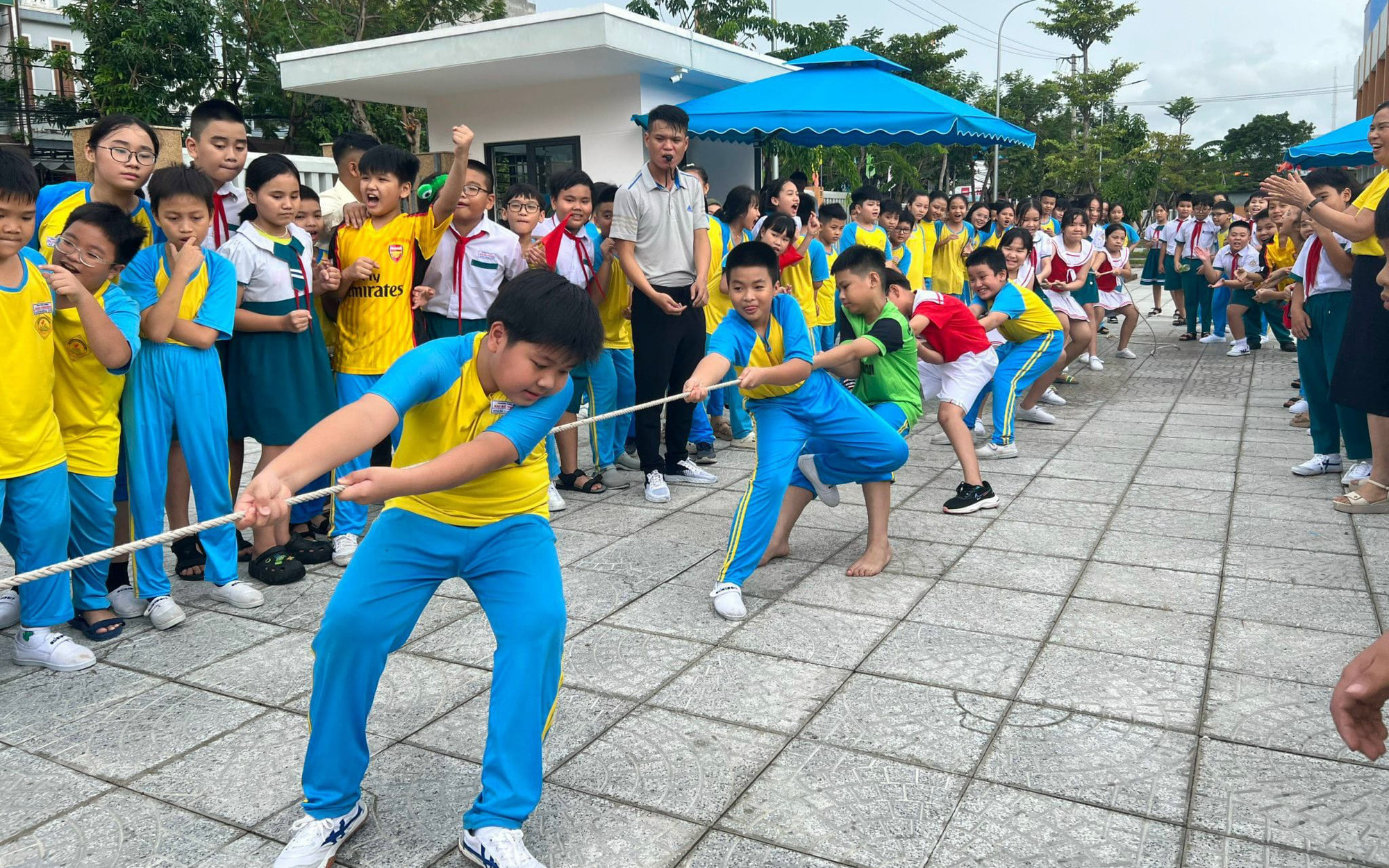 Người thầy lý tưởng trong mắt gen Z- Ảnh 6. Trường học ở Đà Nẵng bắt trend xin nhận thẻ bảo hiểm y tế thay hoa ngày 20-11