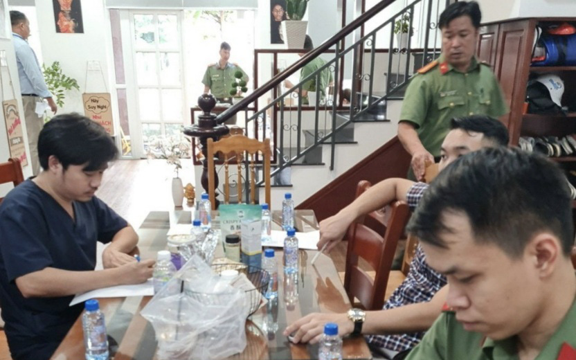 Tay ngang 'Mr.Lee' đi báo cáo kỹ thuật 'căng chỉ xóa nọng' tại hội thảo trái phép- Ảnh 2. Bác sĩ tay ngang ‘Mr.Lee’ mở niêm phong, phẫu thuật thẩm mỹ trái phép