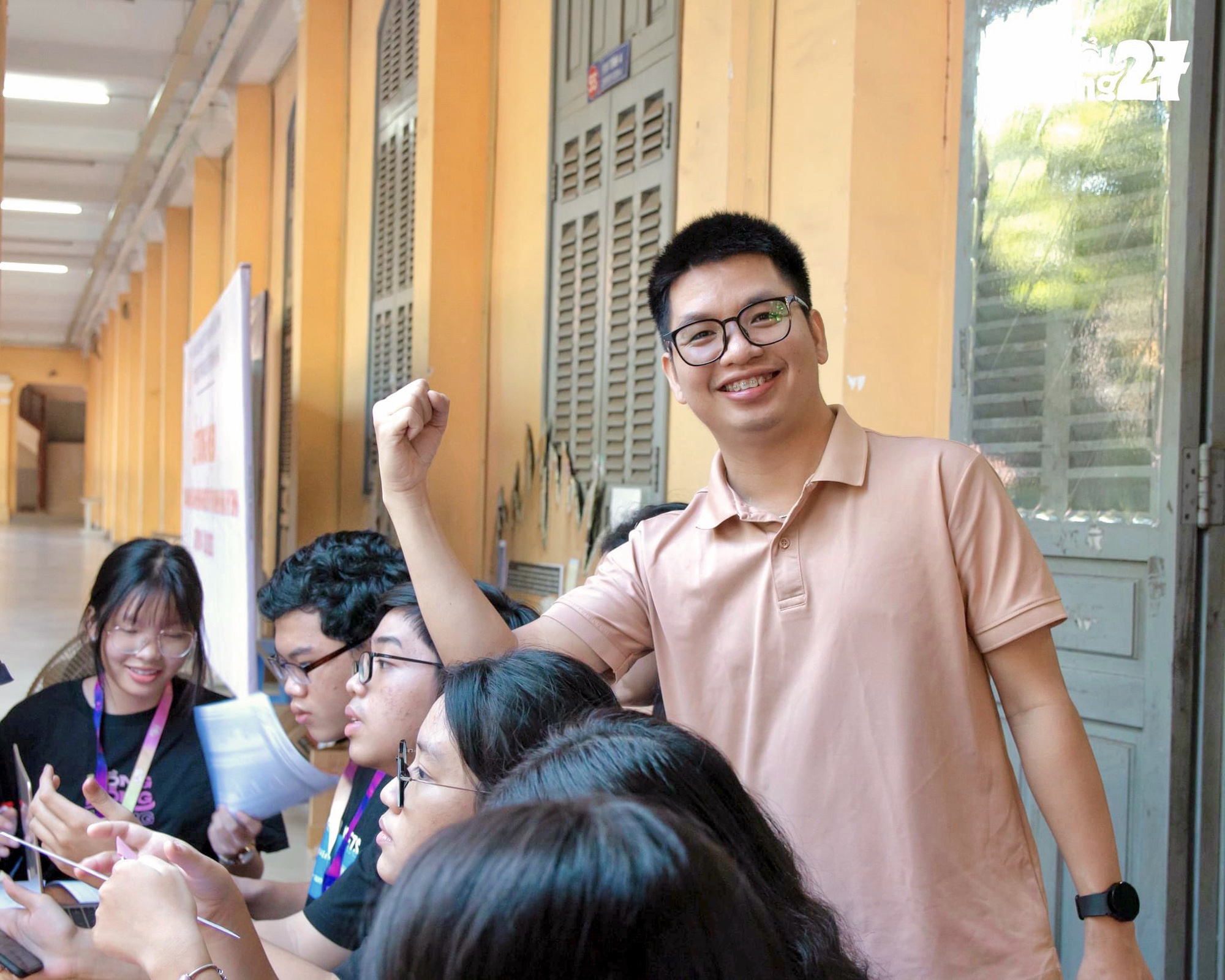 Teacher Nguyen Van Ba ​​always looks energetic and young in the eyes of his students - Photo: NVCC