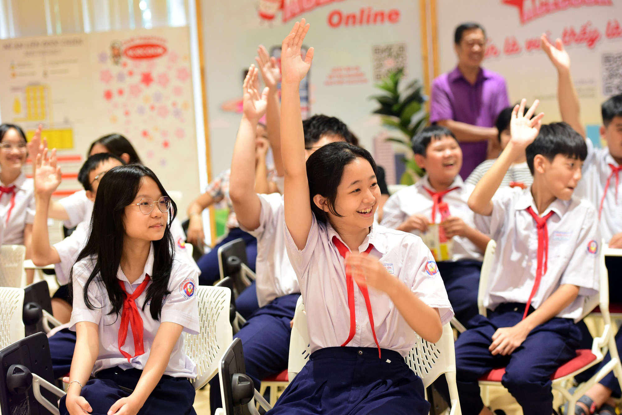 Học sinh Trường THCS Trần Văn Ơn (Q.1, TP.HCM) hào hứng khi được đi thực tế tại một công ty của Nhật - Ảnh: DUYÊN PHAN