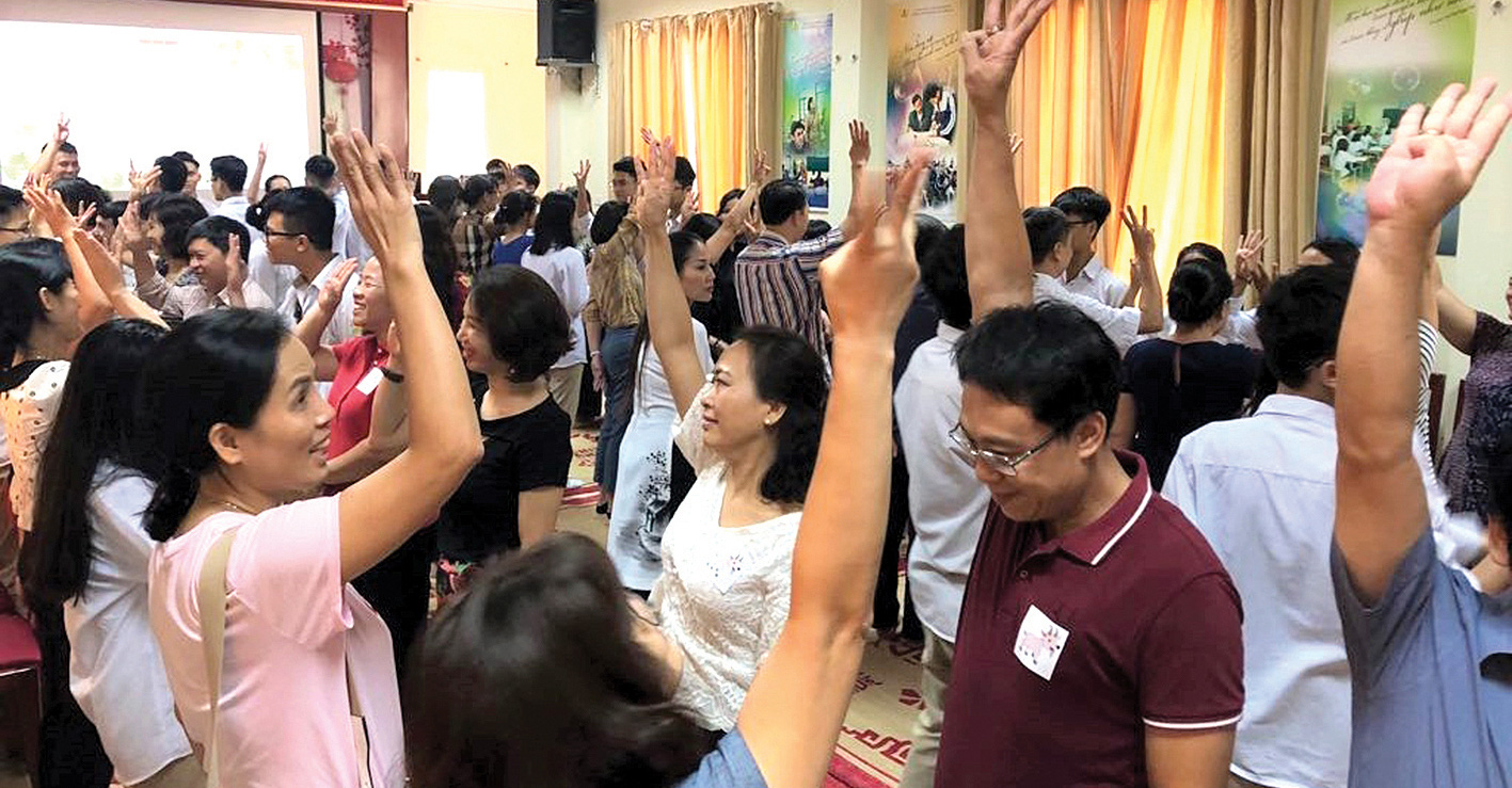 Một buổi họp phụ huynh biến thành buổi sinh hoạt chuyên đề sôi nổi bàn cách hỗ trợ học sinh ở Trường THPT Phan Huy Chú, Hà Nội. Ảnh: VĨNH HÀ