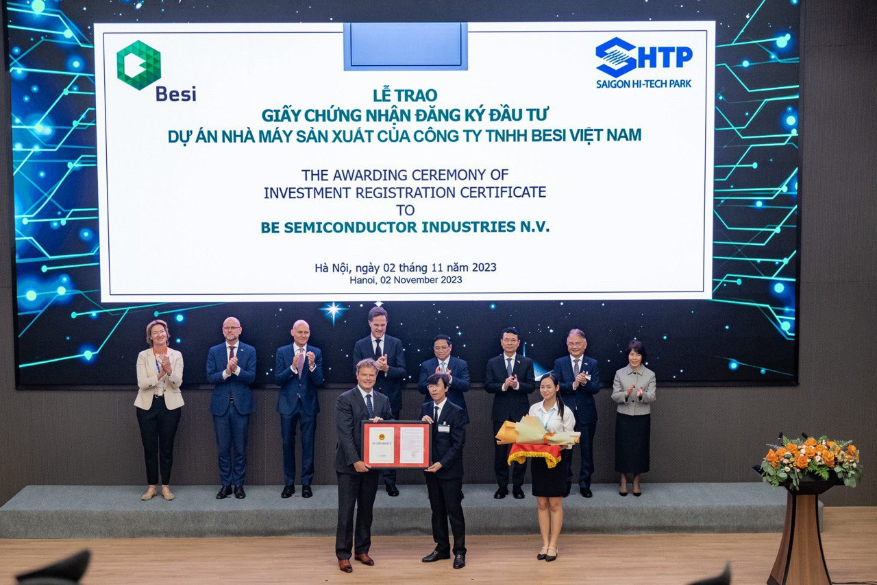 Ông Nguyễn Anh Thi, trưởng ban quản lý Khu công nghệ cao TP.HCM (phải), trao chứng nhận đầu tư cho lãnh đạo Công ty BESI - Ảnh: SHTP