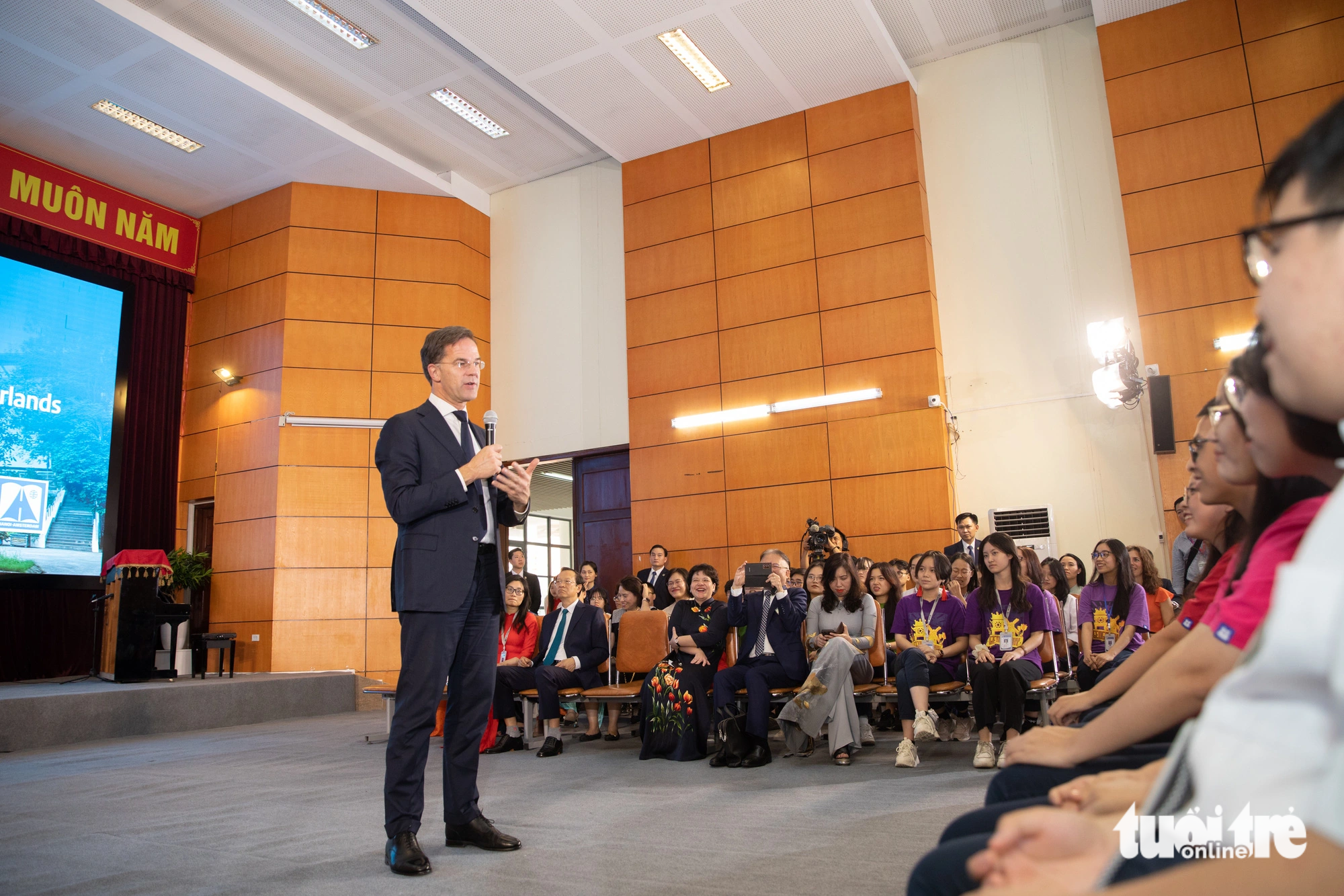 Thủ tướng Hà Lan Mark Rutte selfie, vẽ tranh cùng học sinh Việt Nam - Ảnh 4. Buổi chia sẻ kéo dài hơn 1 tiếng đã để lại nhiều ấn tượng trong lòng các bạn học sinh với sự thân thiện và gần gũi của nhà lãnh đạo Hà Lan- Ảnh: DANH KHANG