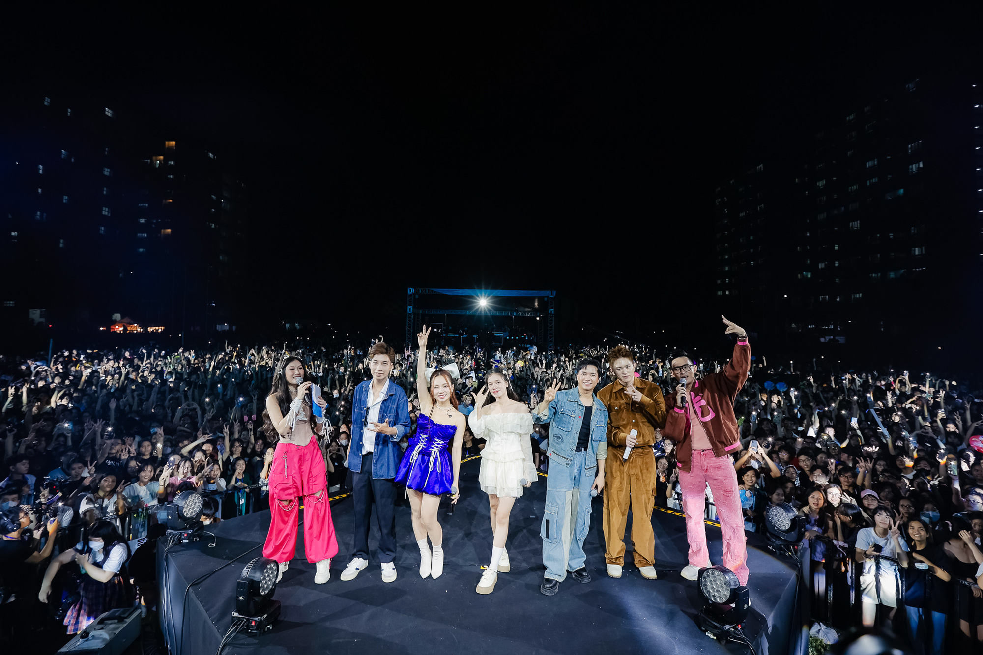 歌手たちは生徒たちにサービスを提供するために一連のヒット曲を披露します - 写真: BTC 歌手たちは生徒たちにサービスを提供するために一連のヒット曲を披露します - 写真: BTC