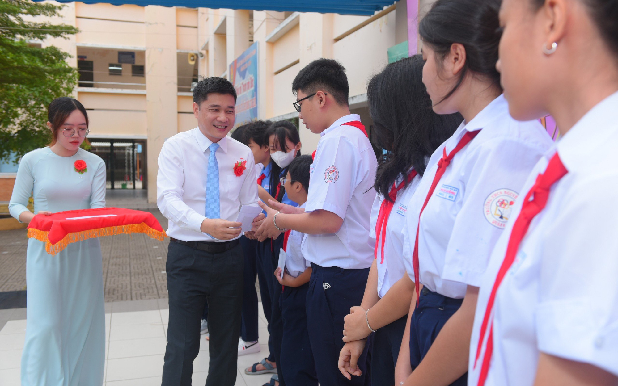 Bộ phận một cửa cơ quan bảo hiểm xã hội quận, huyện dừng làm việc sáng thứ bảy- Ảnh 2. BHXH TP.HCM khen thưởng thầy hiệu trưởng có sáng kiến tặng thẻ BHYT cho học sinh khó khăn