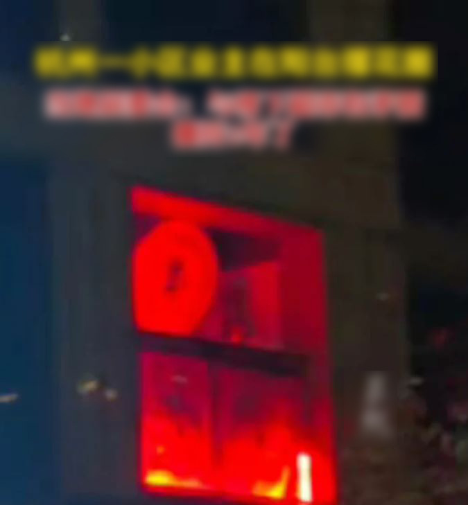 'Hô biến' ban công thành nhà tang lễ để trả thù hàng xóm - Ảnh 2. Buổi tối, gia chủ bật đèn đỏ khiến căn hộ càng thêm u ám.