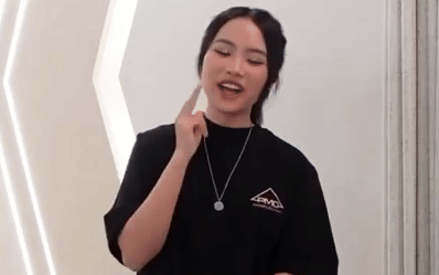 Đạo Thầy Trò - Kỳ 1: Người trò 73 tuổi quỳ gối vấn an thầy- Ảnh 9. Phương Mỹ Chi hát Em là hoa hồng nhỏ bằng ngôn ngữ ký hiệu tặng thầy cô