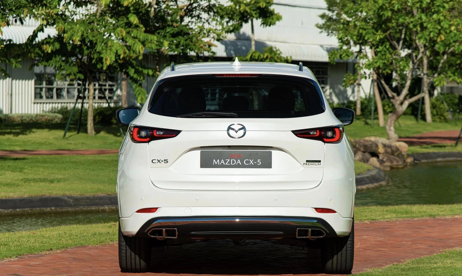 With the i-ActivSense package, the 2023 Mazda CX-5 Luxury has full blind spot warning, cross-traffic warning when reversing, lane departure warning and lane keeping assist, smart brake support in the city and on throttle.  Automatically optimizes distance, automatic headlights/high beams and reminds driver to concentrate, same as Premium version.  In particular, automatic brake support, automatic adaptive throttle and features reminding the driver to concentrate are new features of the premium version compared to before - Photo: Mazda Dealer/Facebook