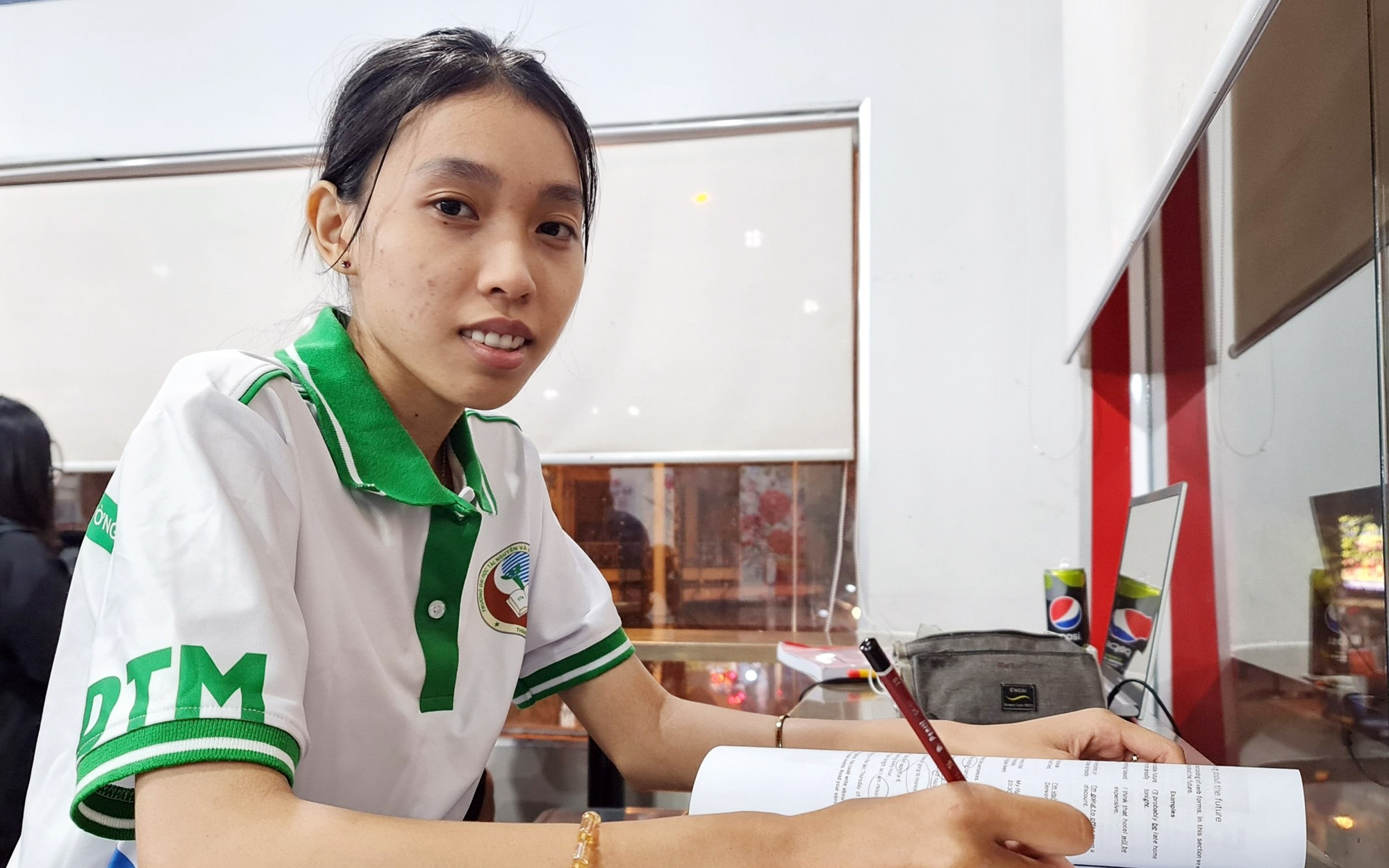 Gặp lại sau Tiếp sức đến trường 2023: Tố Trinh đã cười nhiều hơn- Ảnh 2. Mẹ mất, cha bỏ rơi, 'đóa hoa dại' Tố Trinh vẫn chạm đến giảng đường