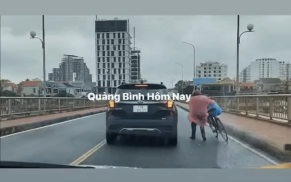 Mẩu giấy xin lỗi khi làm xước xe làm ấm lòng cộng đồng- Ảnh 3. Tài xế lái chậm, cản gió cho người dắt xe đạp trên cầu Nhật Lệ