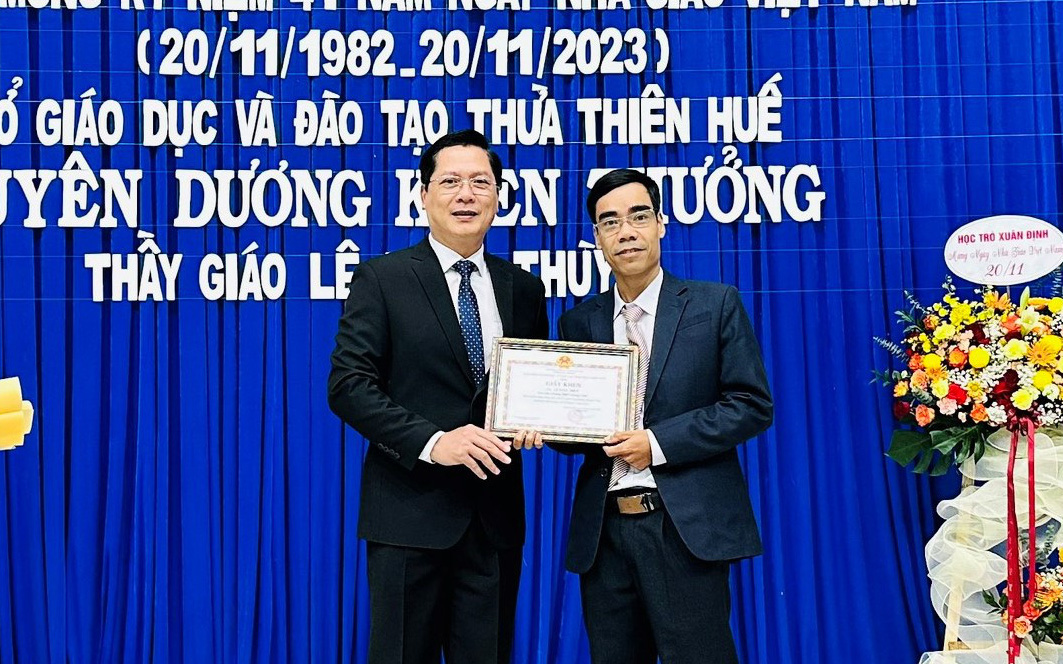 Người thầy hạnh phúc và tiết dạy cuối cùng- Ảnh 3. Khen thưởng thầy giáo cứu 3 người bị nước lũ cuốn trôi