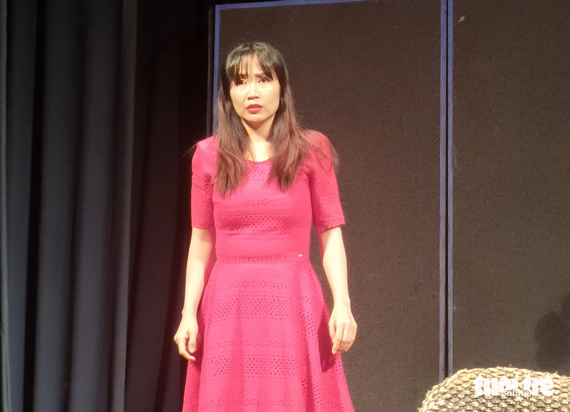 昨年5月にNguoi Vo Maを閉じることを目的としたパフォーマンス中のカタツムリ・タン・ヴァン - 写真: LINH DOAN 昨年5月に『ゴースト・ワイフ』を閉じることを目的としたパフォーマンス中のオク・タン・ヴァン - 写真: LINH DEAN