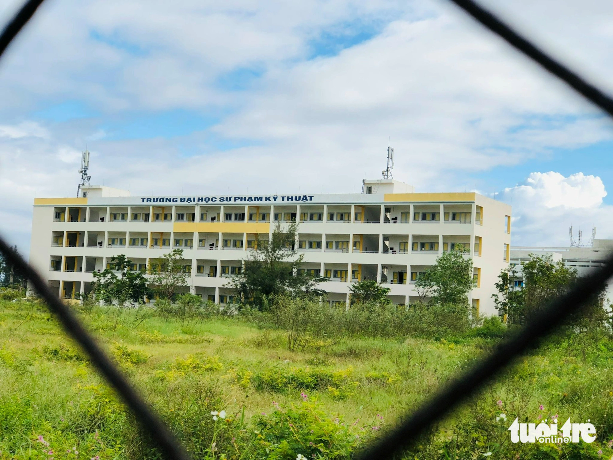 Hiện trạng dự án làng đại học kéo dài 25 năm và còn lâu…hơn nữa - Ảnh 3. Đã có một số đơn vị được đưa về làng đại học - Ảnh: ĐOÀN CƯỜNG