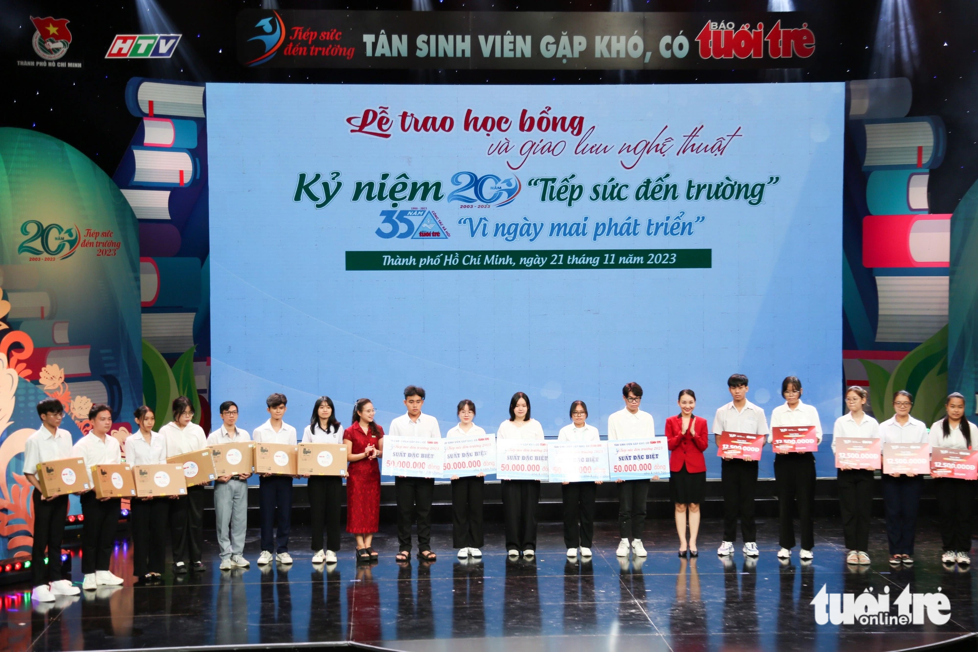 Quỹ Khuyến học Vinacam - Công ty cổ phần tập đoàn Vinacam trao tặng 07 laptop cho tân sinh viên khó khăn, còn thiếu thiết bị học tập và Hệ thống Anh văn Hội Việt Mỹ cũng hỗ trợ 10 suất học bổng tiếng Anh cho khóa luyện thi IELTS miễn phí cho tân sinh viên đang học tại TP. Hồ Chí Minh - Ảnh: PHƯƠNG QUYÊN Quỹ Khuyến học Vinacam - Công ty cổ phần tập đoàn Vinacam trao tặng 7 laptop cho tân sinh viên khó khăn, còn thiếu thiết bị học tập và Hệ thống Anh văn Hội Việt Mỹ hỗ trợ 10 suất học bổng tiếng Anh cho khóa luyện thi IELTS miễn phí cho tân sinh viên đang học tại TP.HCM - Ảnh: PHƯƠNG QUYÊN