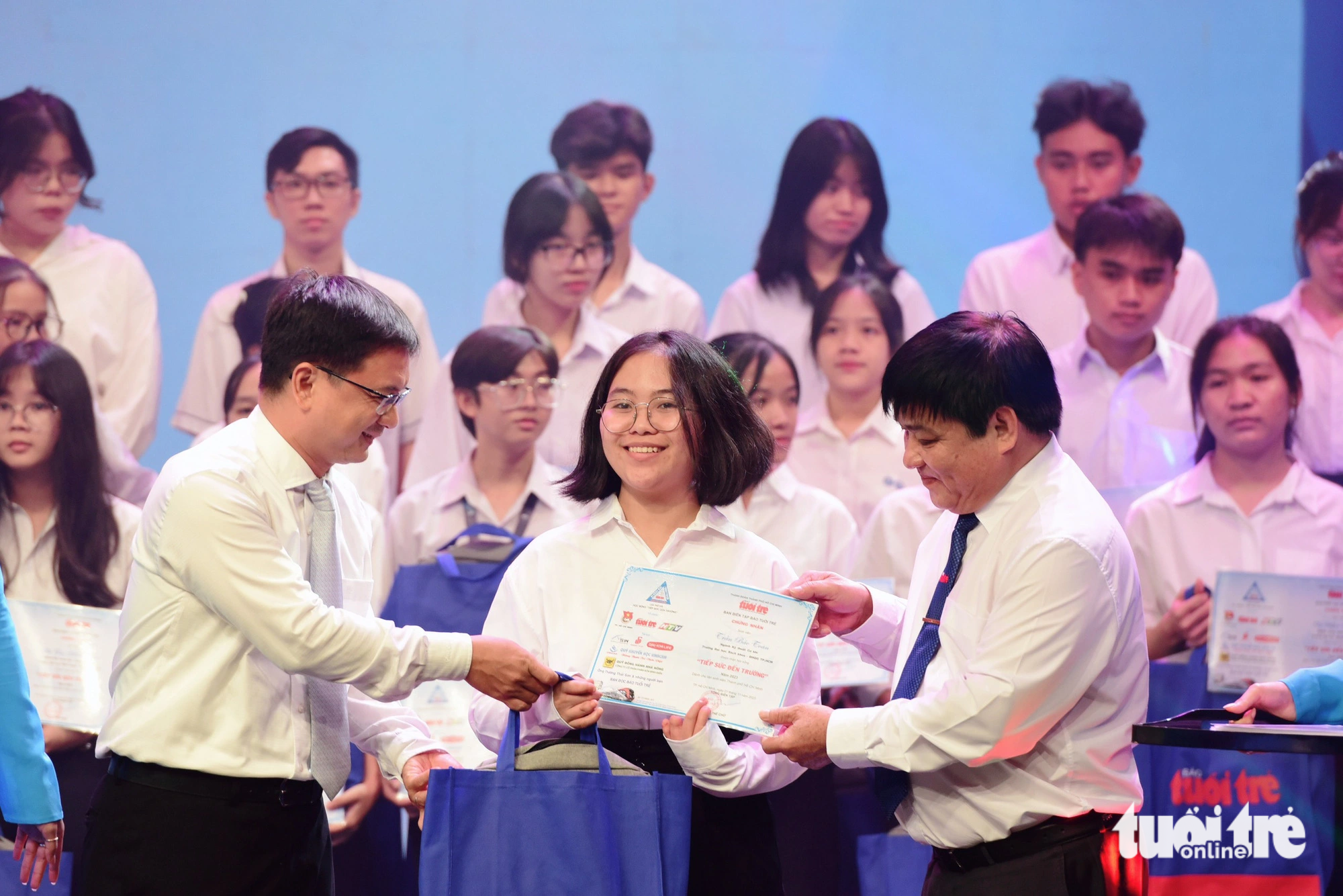 Ông Nguyễn Mạnh Cường - Trưởng ban Dân vận Thành Uỷ TP.HCM cùng ông Lê Thế Chữ - Tổng biên tập báo Tuổi Trẻ (bên phải) trao học bổng cho tân sinh viên - Ảnh: DUYÊN PHAN Ông Nguyễn Mạnh Cường - Trưởng ban Dân vận Thành Uỷ TP.HCM (bên trái) cùng ông Lê Thế Chữ - Tổng biên tập báo Tuổi Trẻ - trao học bổng cho tân sinh viên - Ảnh: DUYÊN PHAN