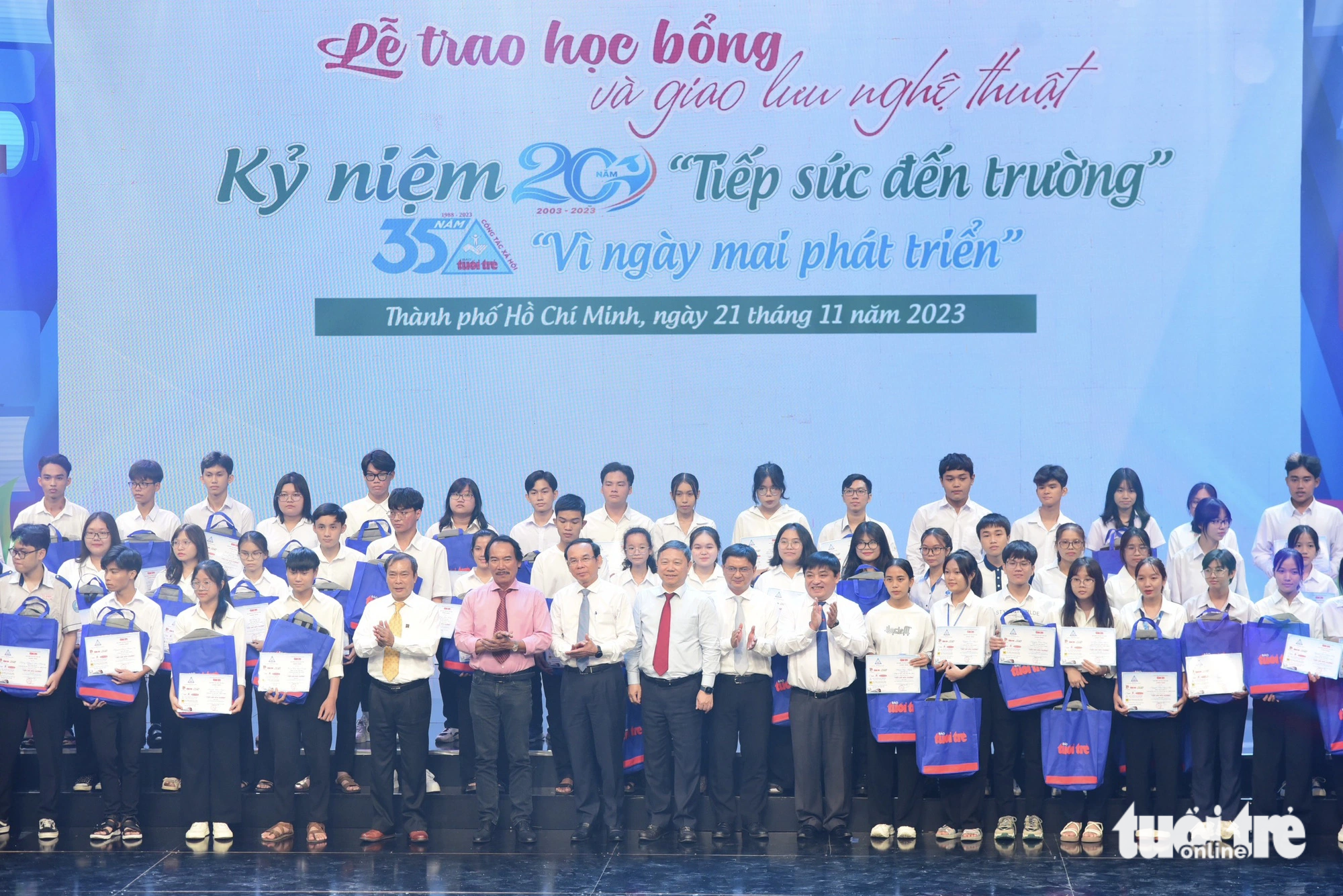 Ảnh: DUYÊN PHAN Tân sinh viên nhận học bổng chụp ảnh lưu niệm cùng các đại biểu, ban tổ chức và nhà tài trợ - Ảnh: DUYÊN PHAN