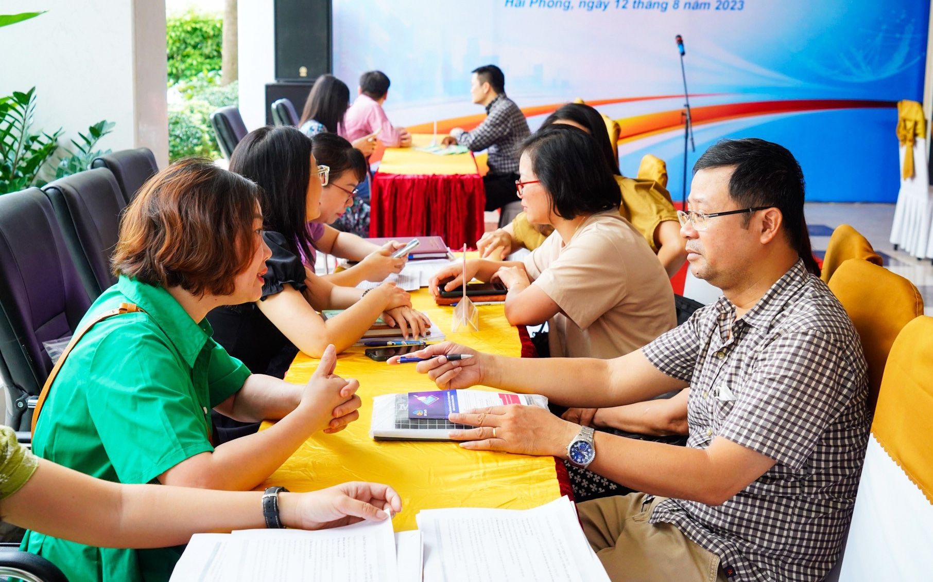 Chủ tịch Hải Phòng đi thực địa Đồ Sơn, ‘sờ’ đến đâu ở đó có vi phạm- Ảnh 3. Hải Phòng yêu cầu quyết liệt hơn trong cải cách thủ tục hành chính