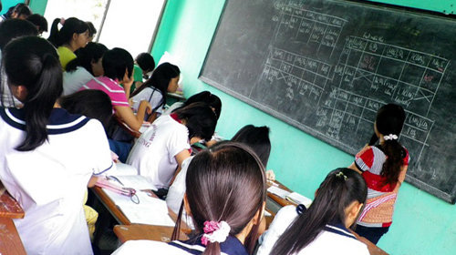 63% bạn đọc ủng hộ xem dạy thêm là ngành nghề kinh doanh có điều kiện - Ảnh 1. Một điểm dạy thêm ở Q.5, TP.HCM - Ảnh: TƯ LIỆU TTO