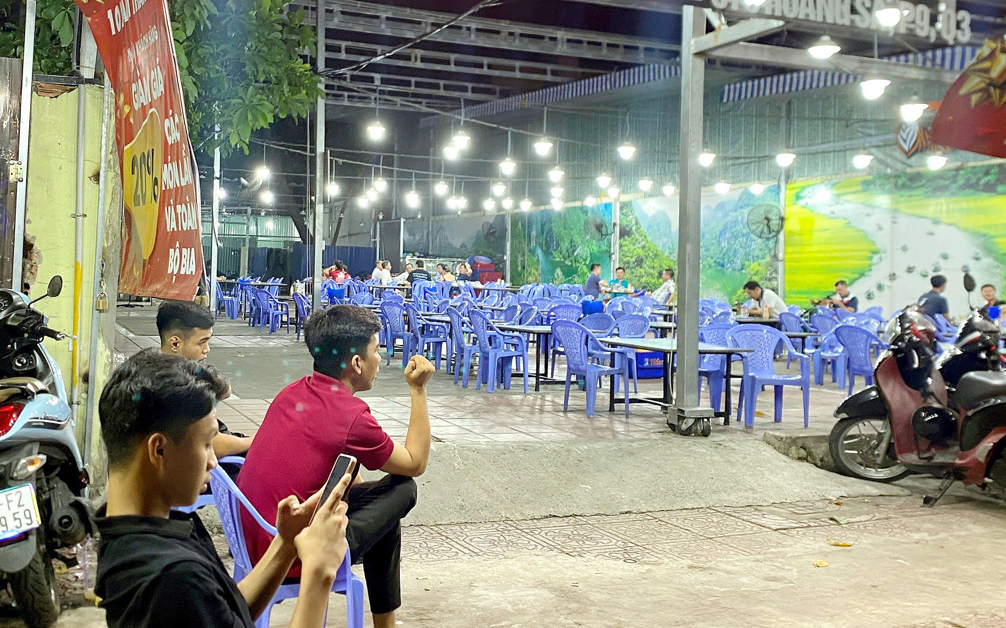 Dân nhậu thời sợ thổi nồng độ cồn- Ảnh 5. Quán vắng nhưng giảm ăn nhậu, rượu bia là xu thế tất yếu