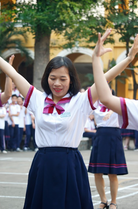 Chất trẻ như thầy cô THPT Trưng Vương, cosplay học sinh nhảy flashmob- Ảnh 5.