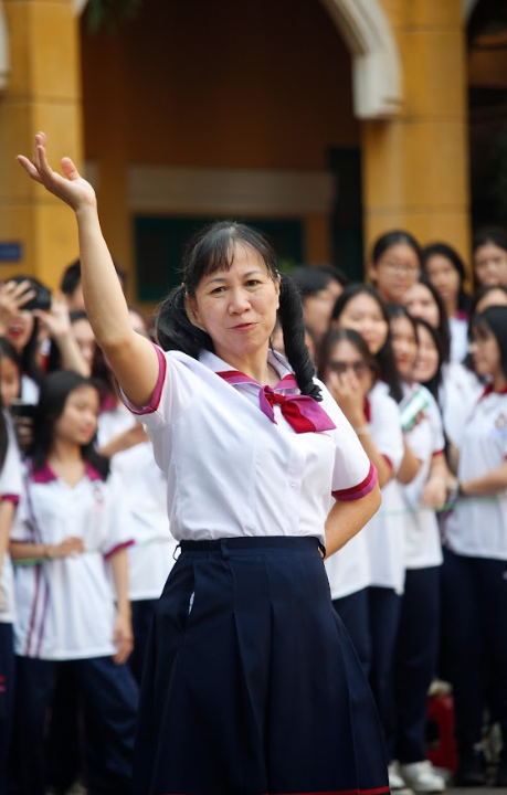 Chất trẻ như thầy cô THPT Trưng Vương, cosplay học sinh nhảy flashmob- Ảnh 7.