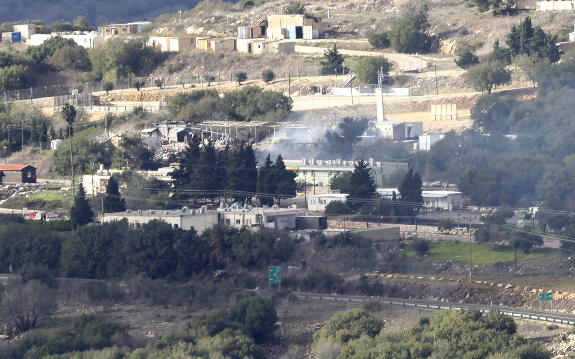 Israel trì hoãn thỏa thuận ngừng bắn, tăng cường tấn công toàn Dải Gaza- Ảnh 2. Hezbollah nã rocket