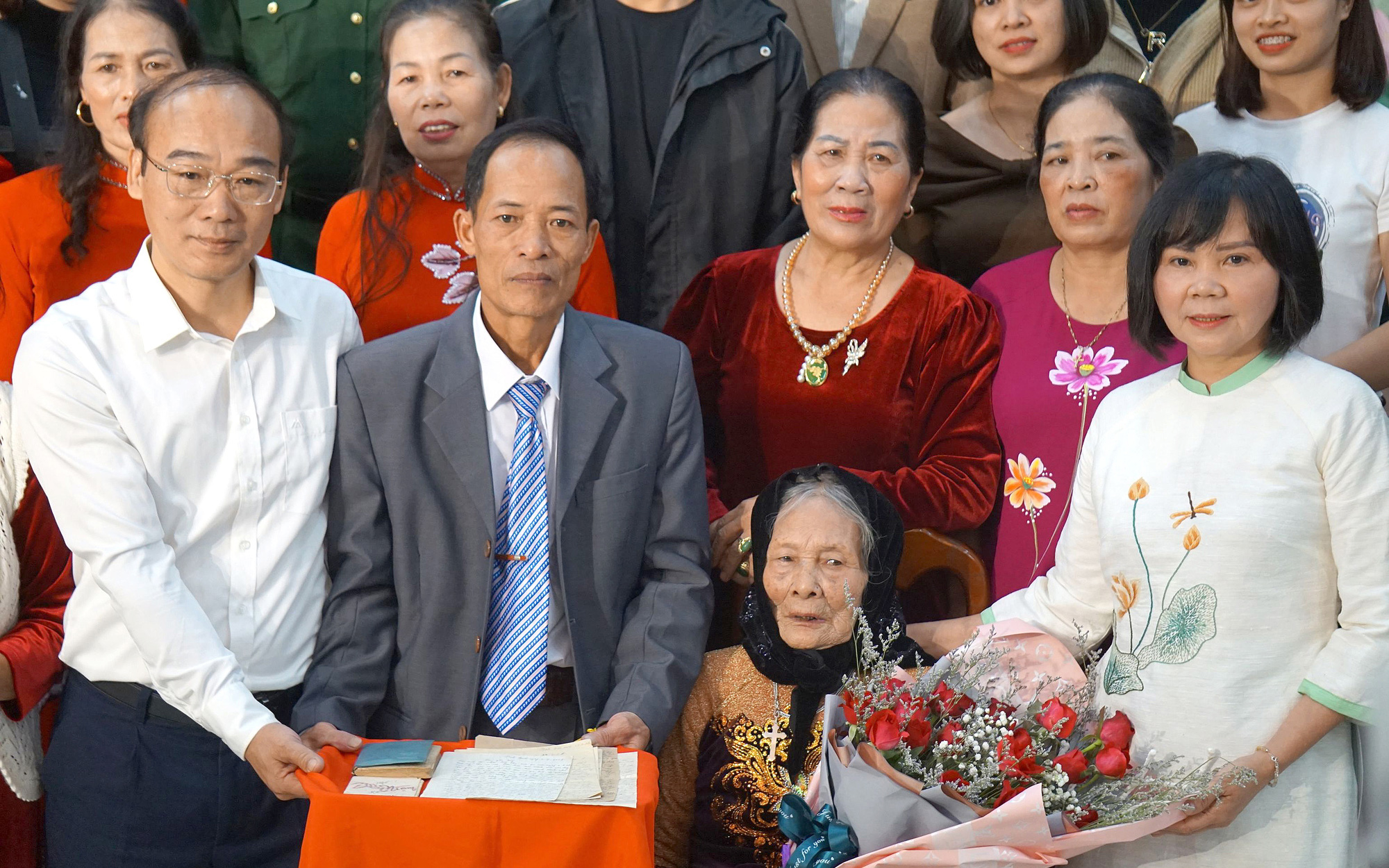Đưa tri thức đến với trẻ vùng xa từ dự án 'Mang sách về cho em'- Ảnh 3. Trao tặng tủ sách Đặng Thùy Trâm cho các trường học, bệnh viện