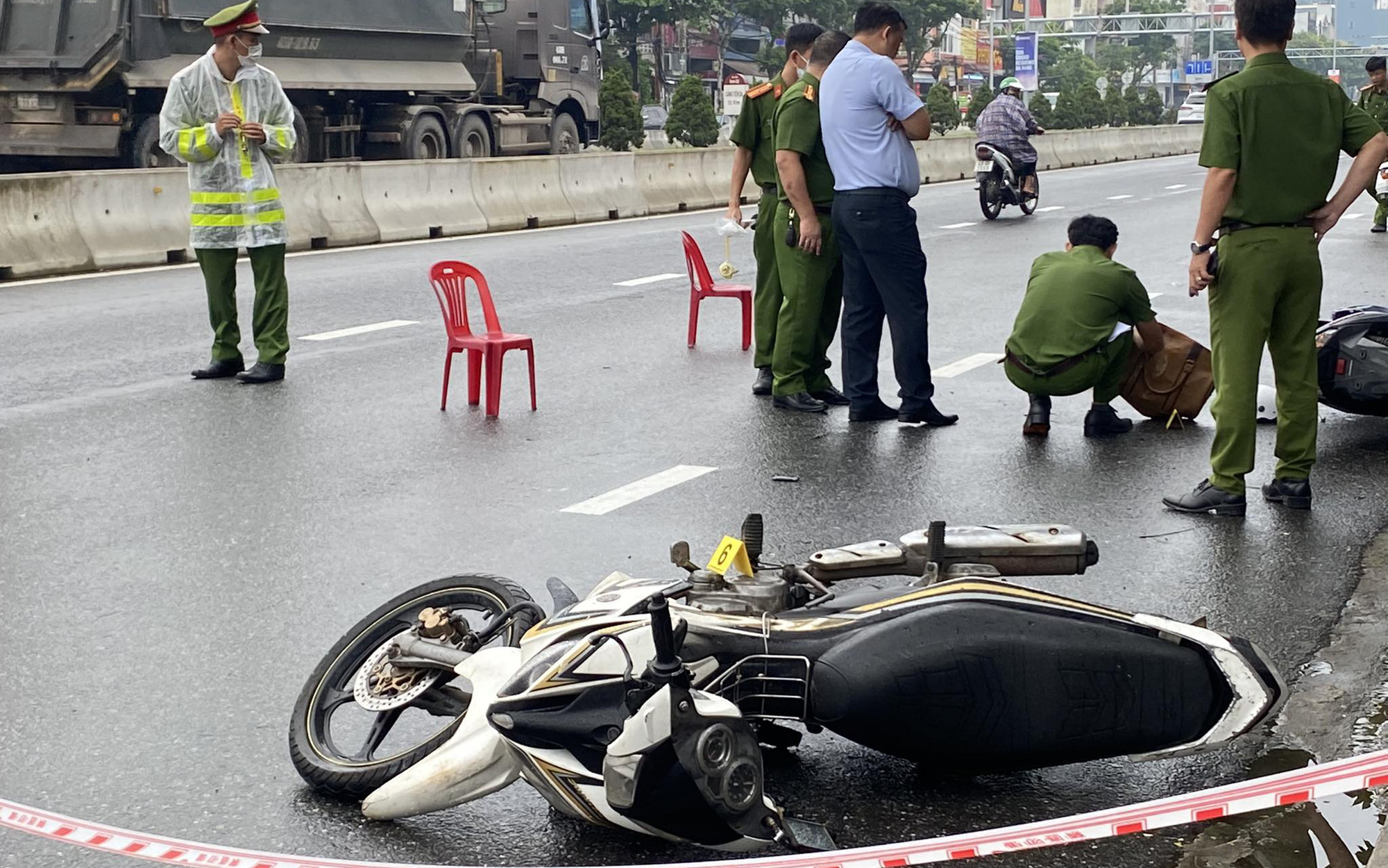Nhân viên bảo vệ bị nghi phạm cướp ngân hàng đâm tử vong: Người thân bàng hoàng, đau xót- Ảnh 3. Nổ súng, cướp ngân hàng ở Đà Nẵng, 1 người chết