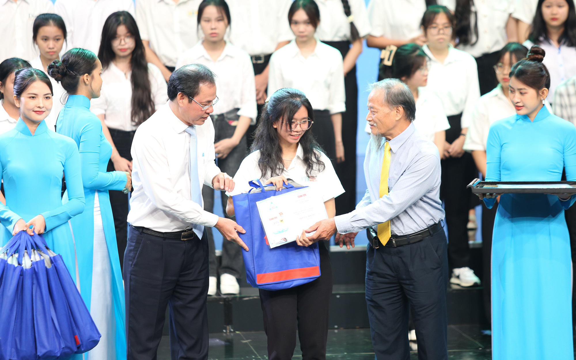 Thêm trợ giúp hai cánh cò mồ côi của Tiếp sức đến trường- Ảnh 2. Bài toán mới của Tiếp sức đến trường