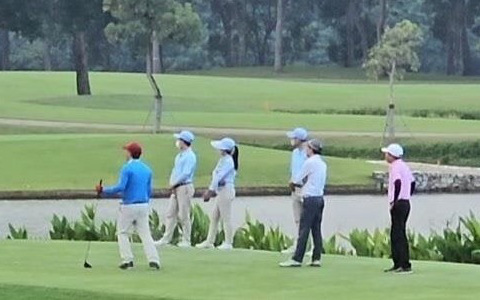 Phó thủ tướng yêu cầu xác minh vụ lãnh đạo đi chơi golf trong giờ làm việc