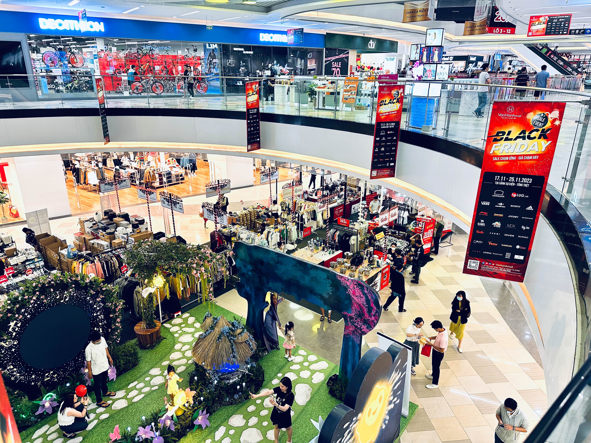 Dù thắt lưng buộc bụng vẫn 'sôi sục' với không khí giảm giá Black Friday- Ảnh 8.